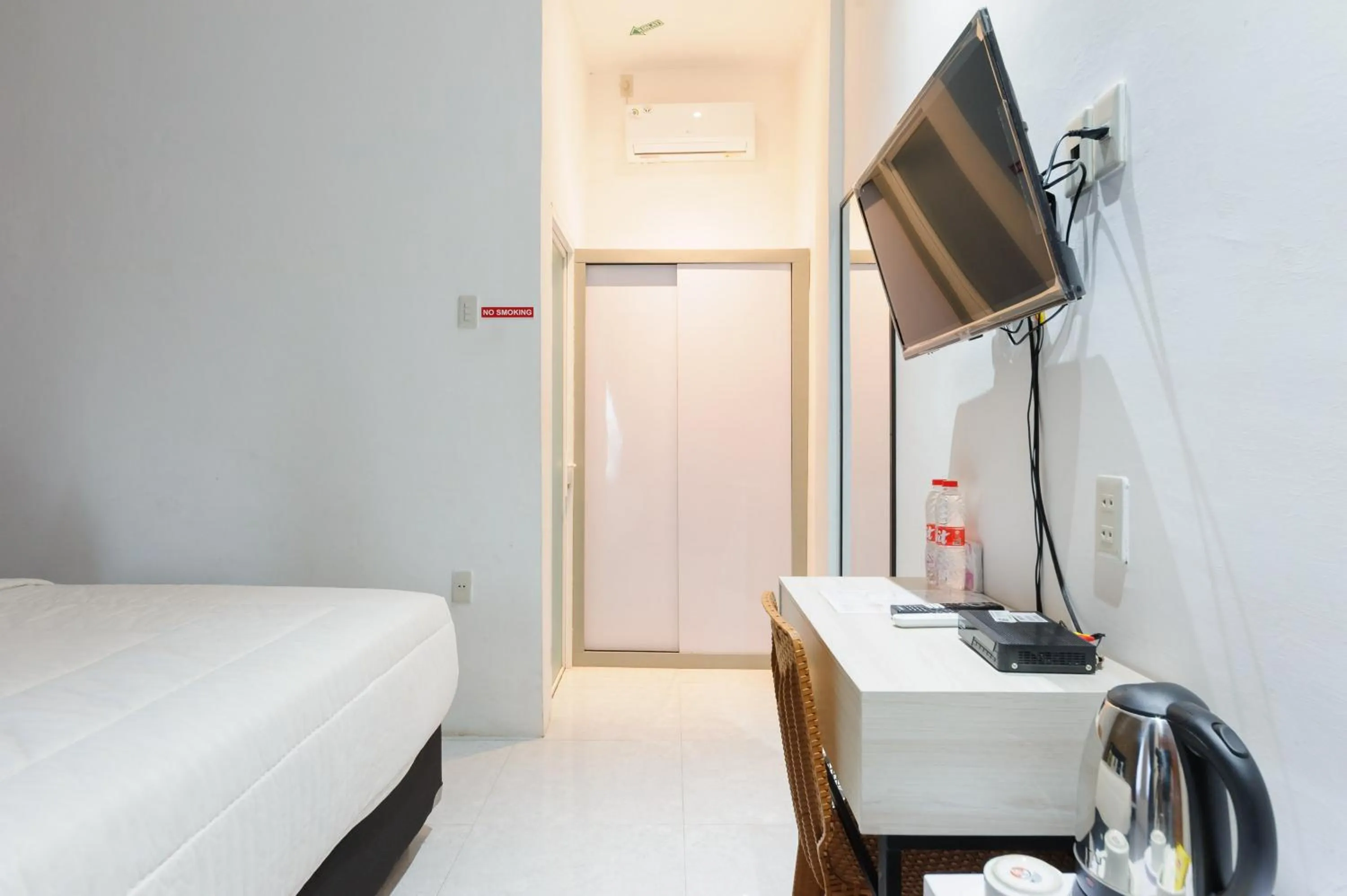 TV and multimedia, Bed in Urbanview Hotel Brodam's Pematang Siantar by RedDoorz