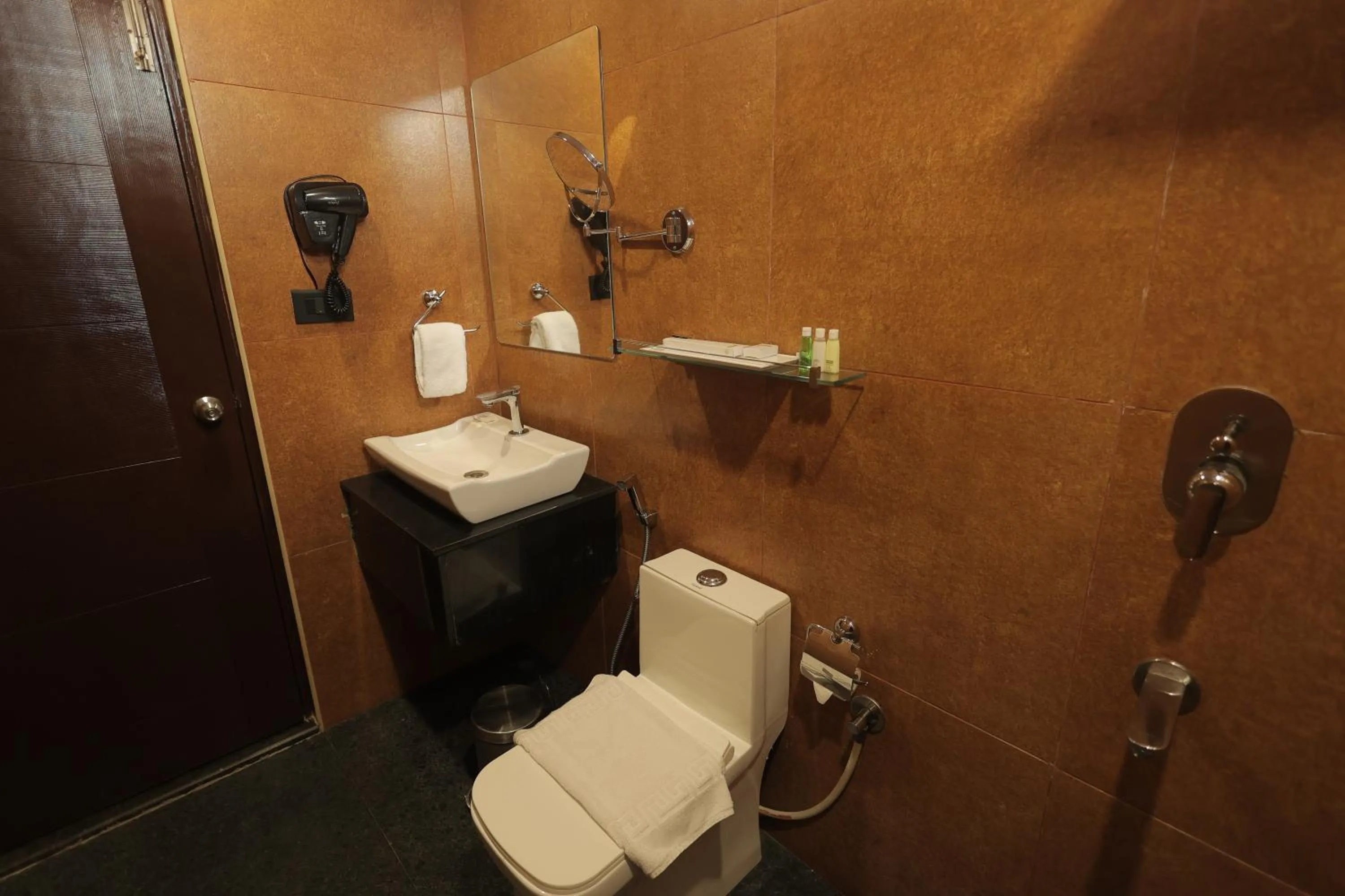 Shower in MJ Avyanna Resort & Convention Centre, Bengaluru