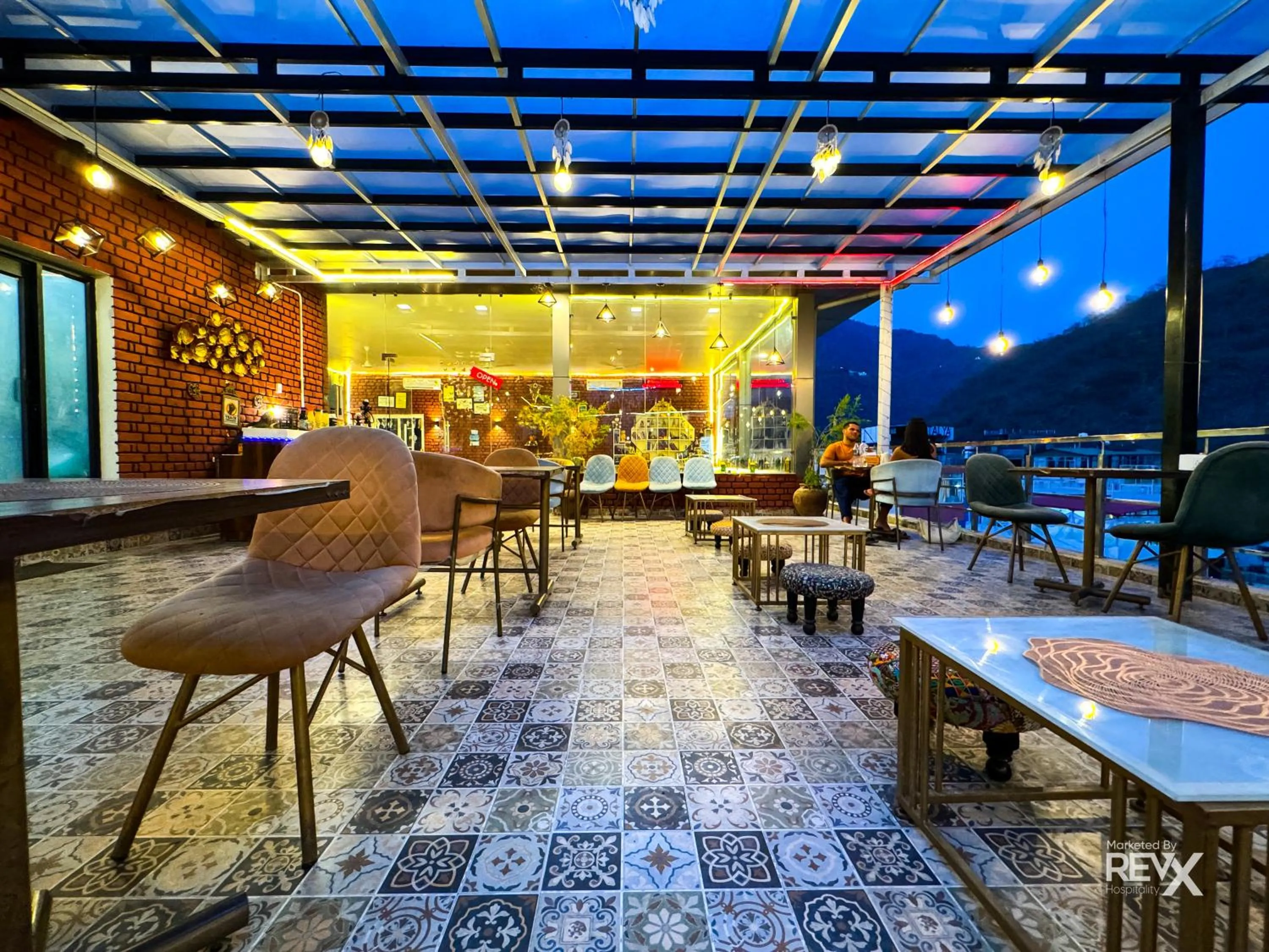 Restaurant/places to eat in Hotel Wraveler Inn