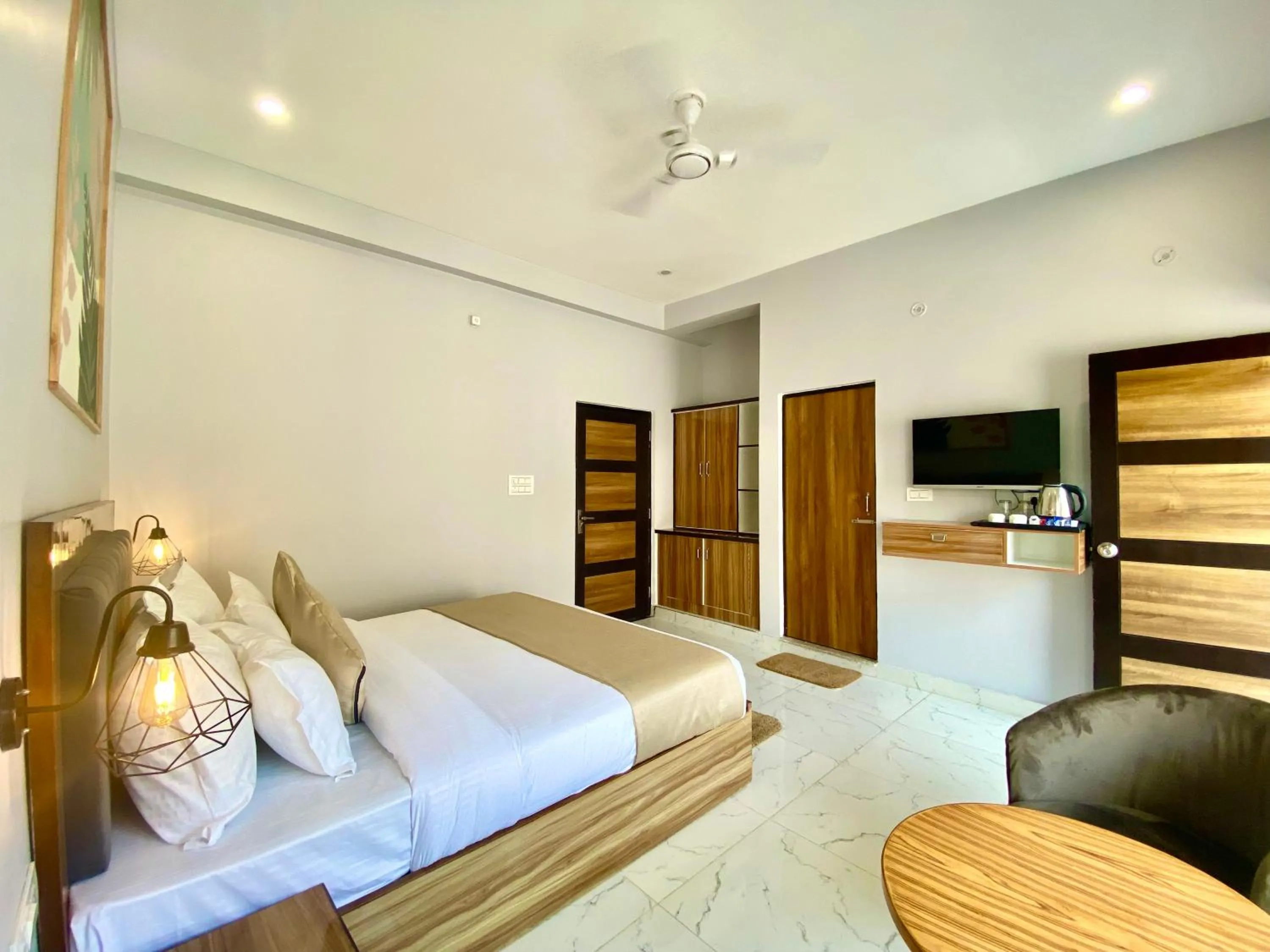 Communal lounge/ TV room, Bed in Hotel Wraveler Inn