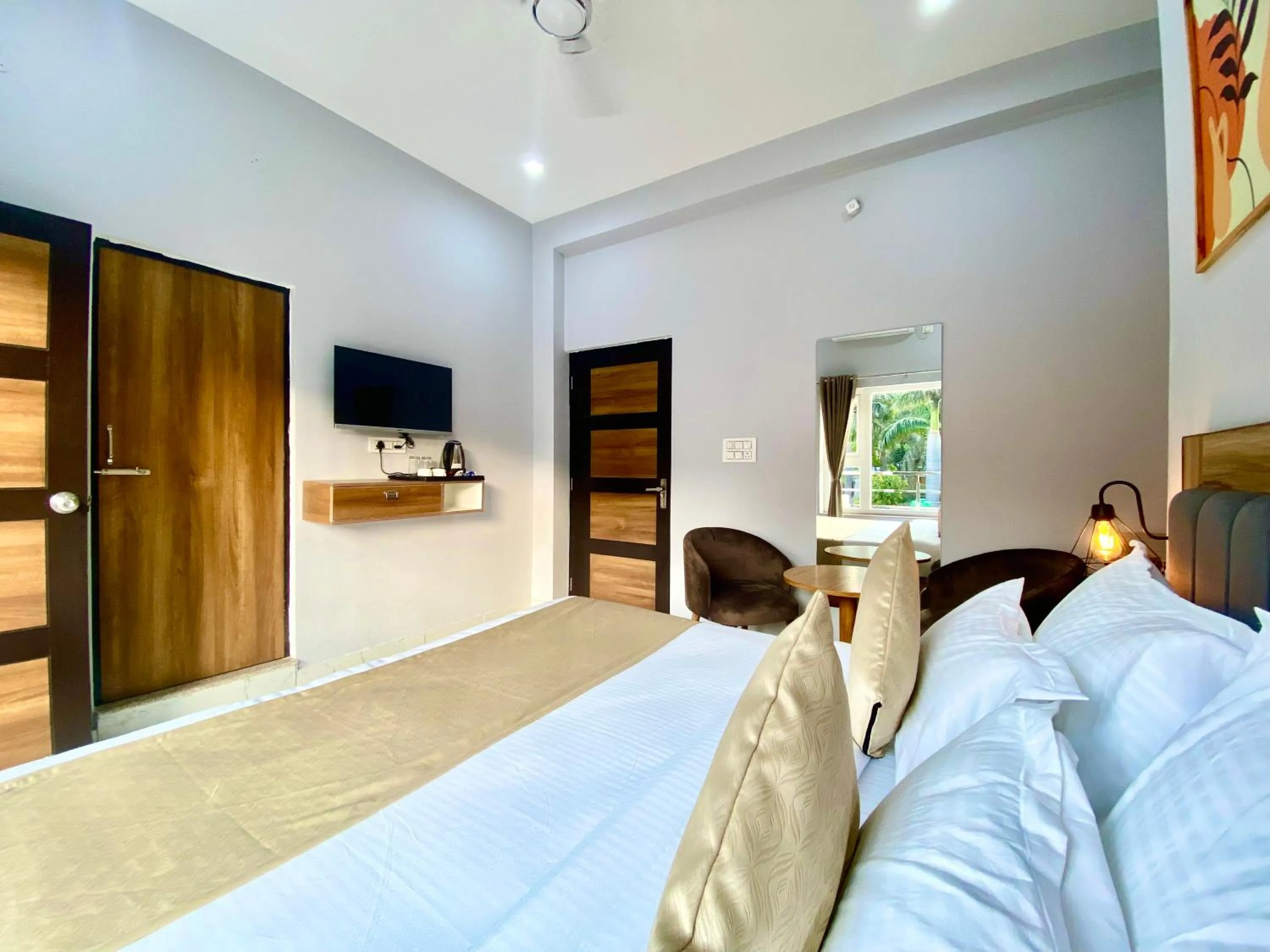 Communal lounge/ TV room, Bed in Hotel Wraveler Inn