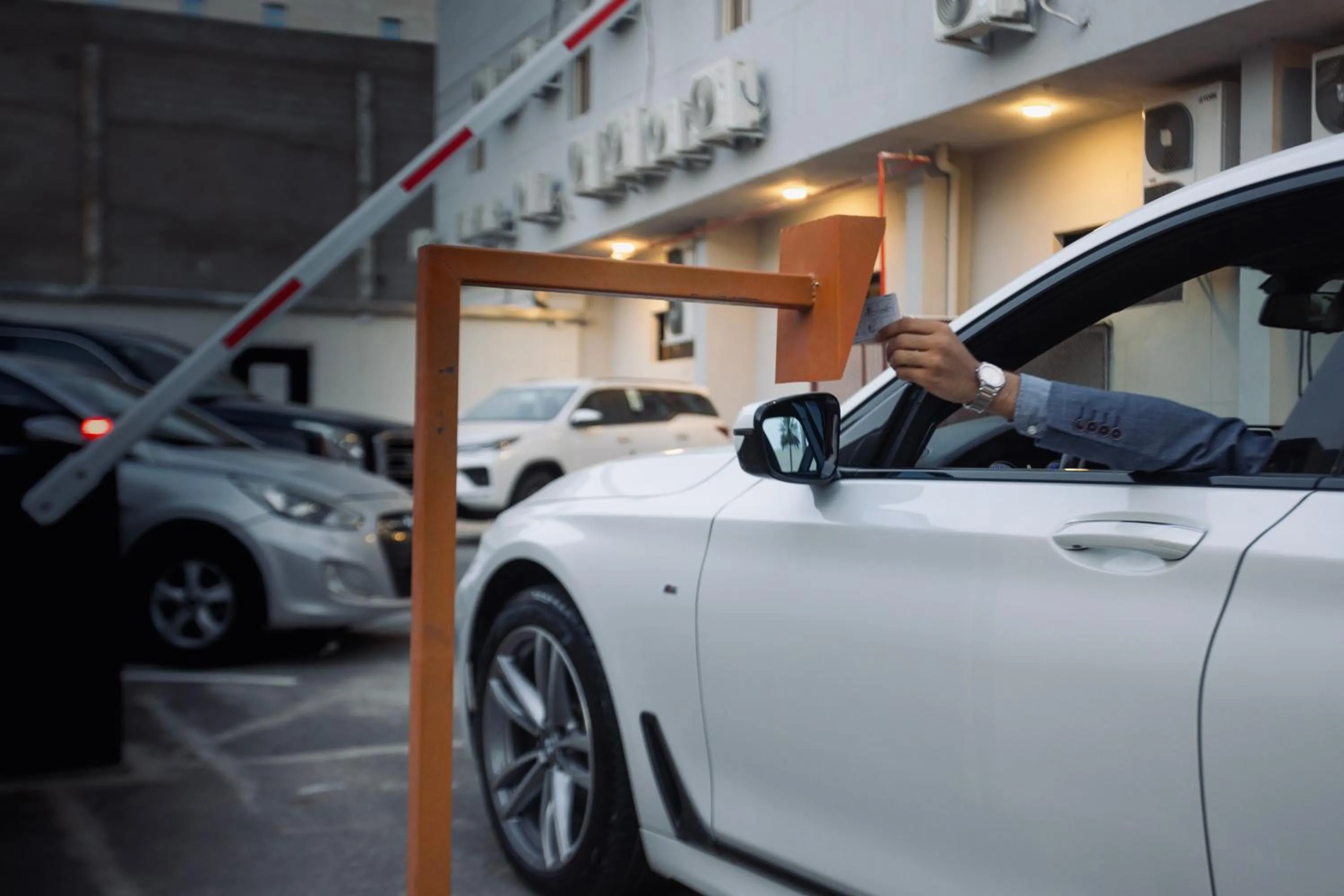 Parking in Skyline Hotel & Suites