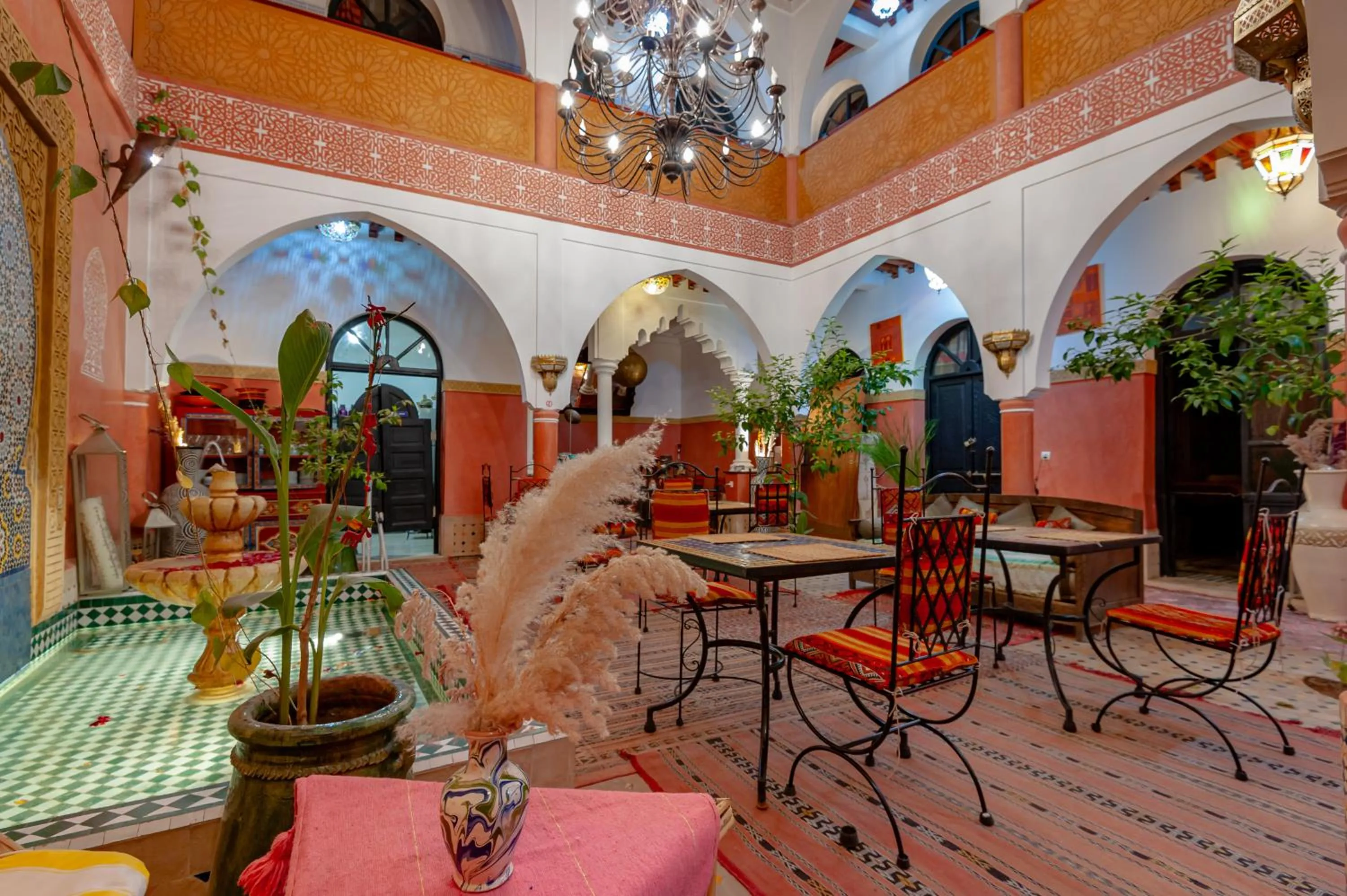 Restaurant/places to eat in Riad Losra