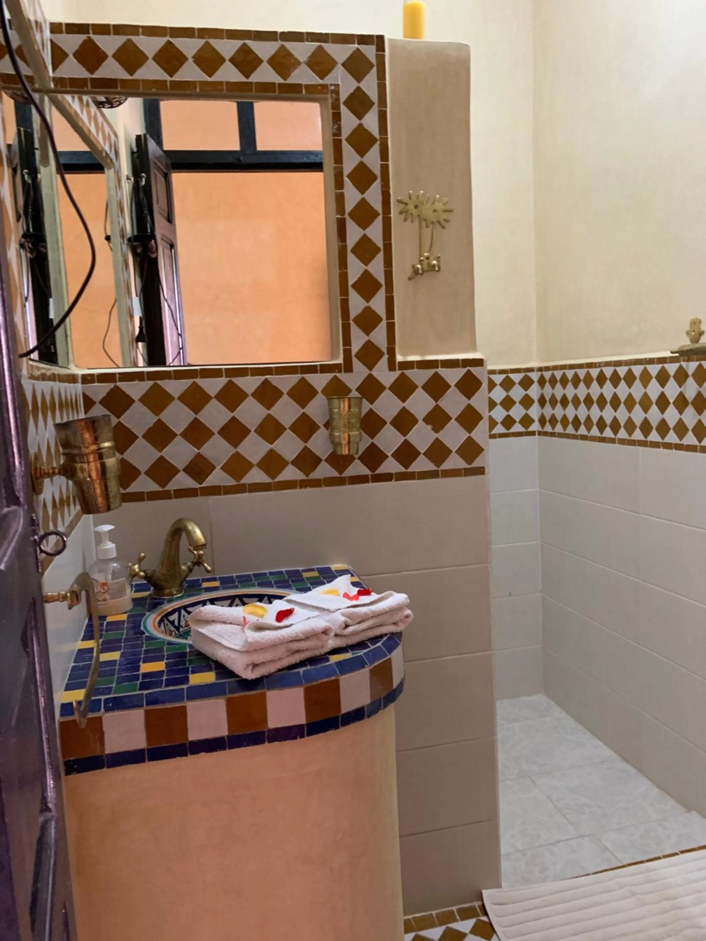 Shower in Riad Losra