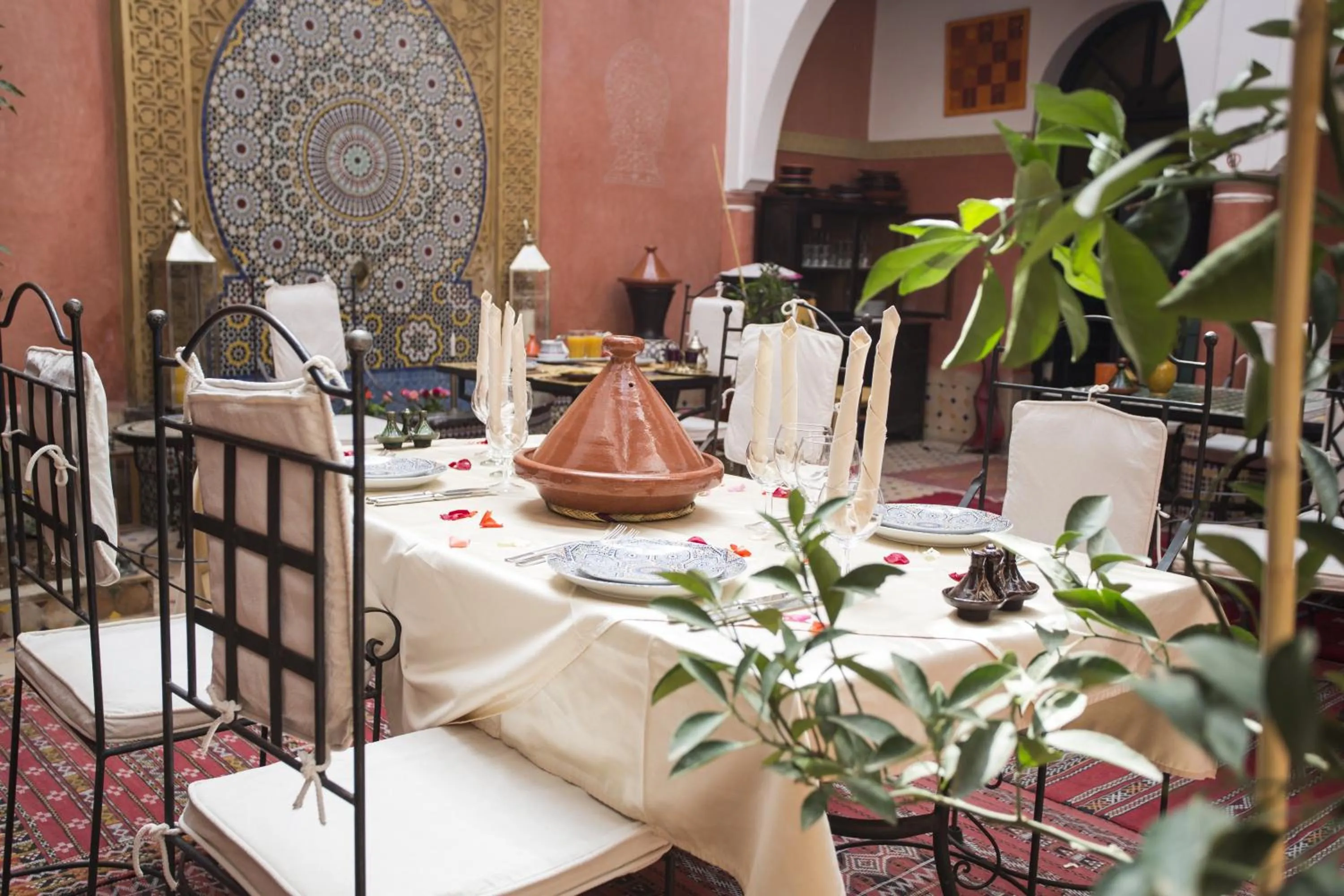 Restaurant/places to eat in Riad Losra