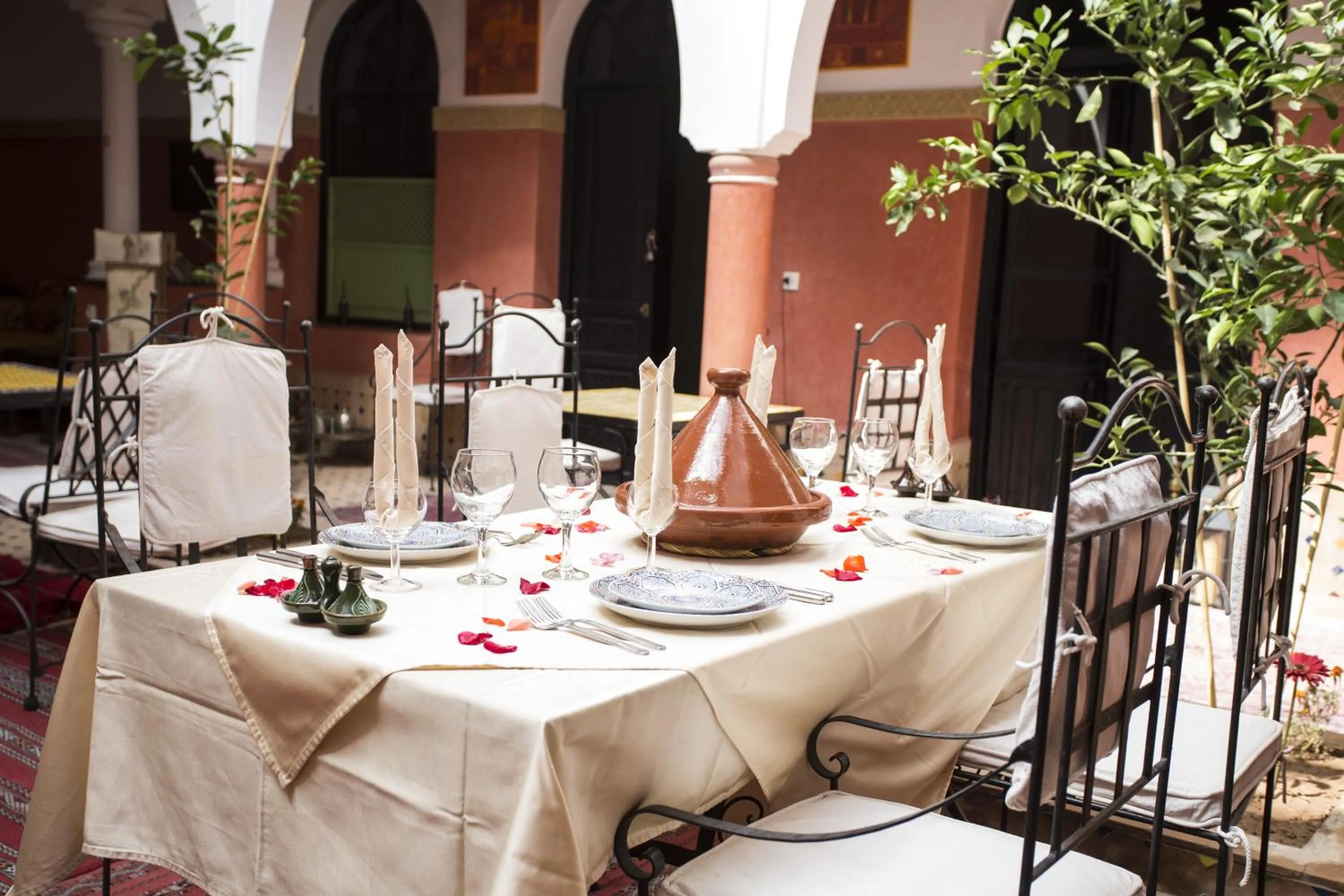 Restaurant/places to eat in Riad Losra