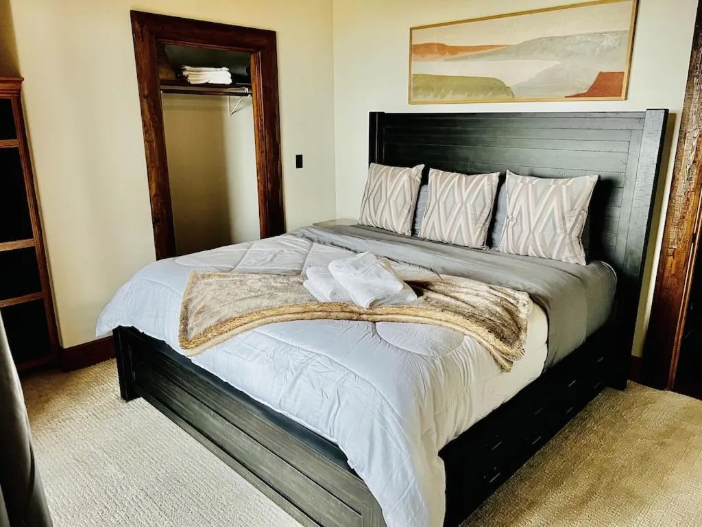 5500 sf cabin 6 king 2 queen beds heated pool spa game room mountain views