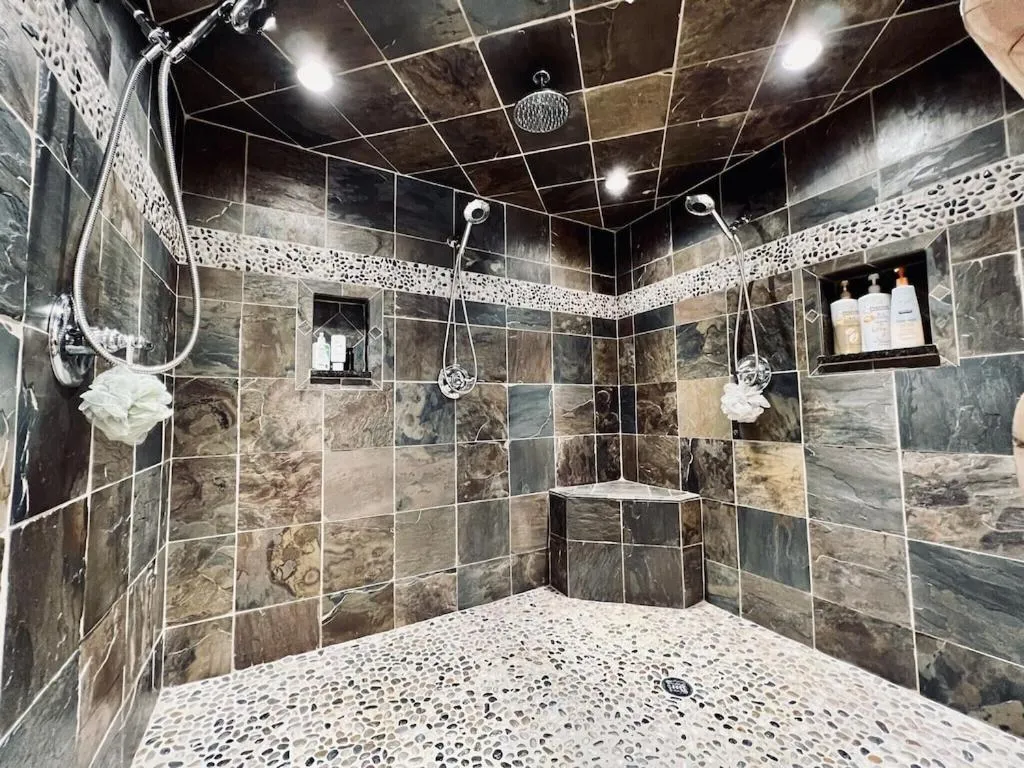 5500 sf cabin 6 king 2 queen beds heated pool spa game room mountain views