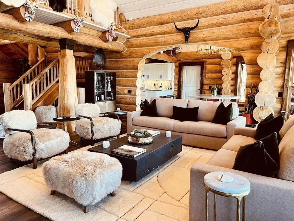 5500 sf cabin 6 king 2 queen beds heated pool spa game room mountain views