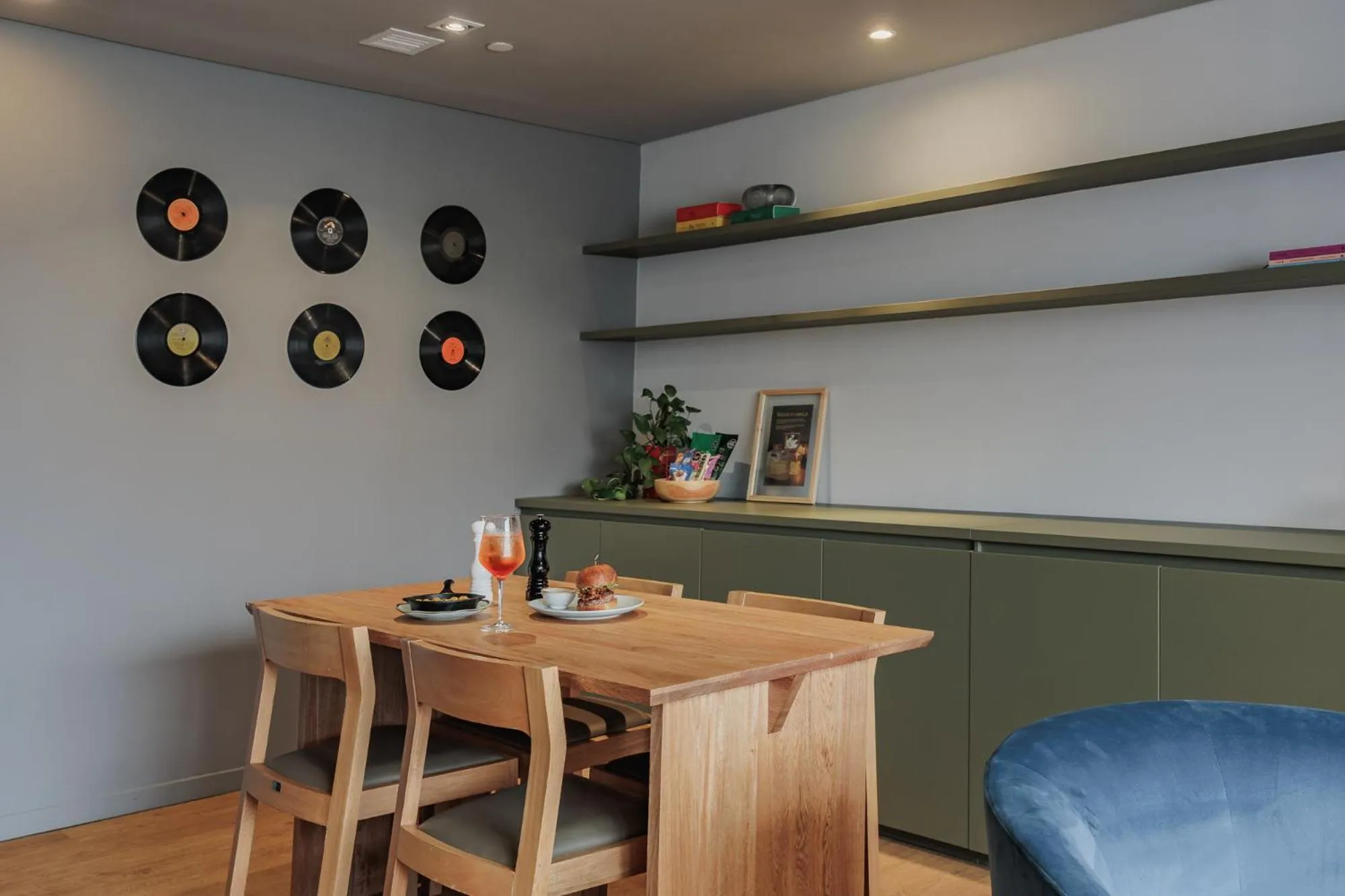 Seating area in Versus Hotel