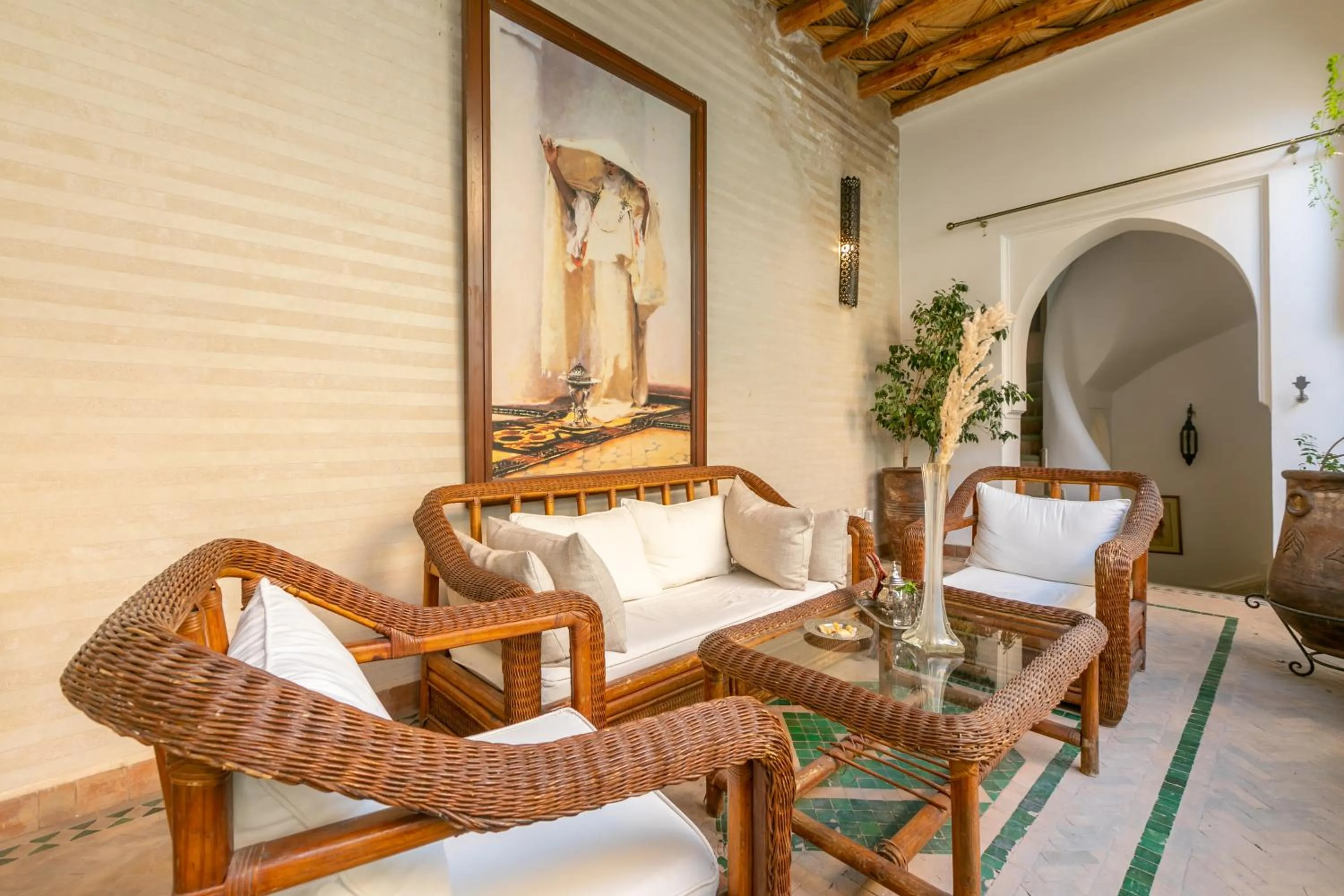 Seating area in Riad Les Trois Palmiers El Bacha