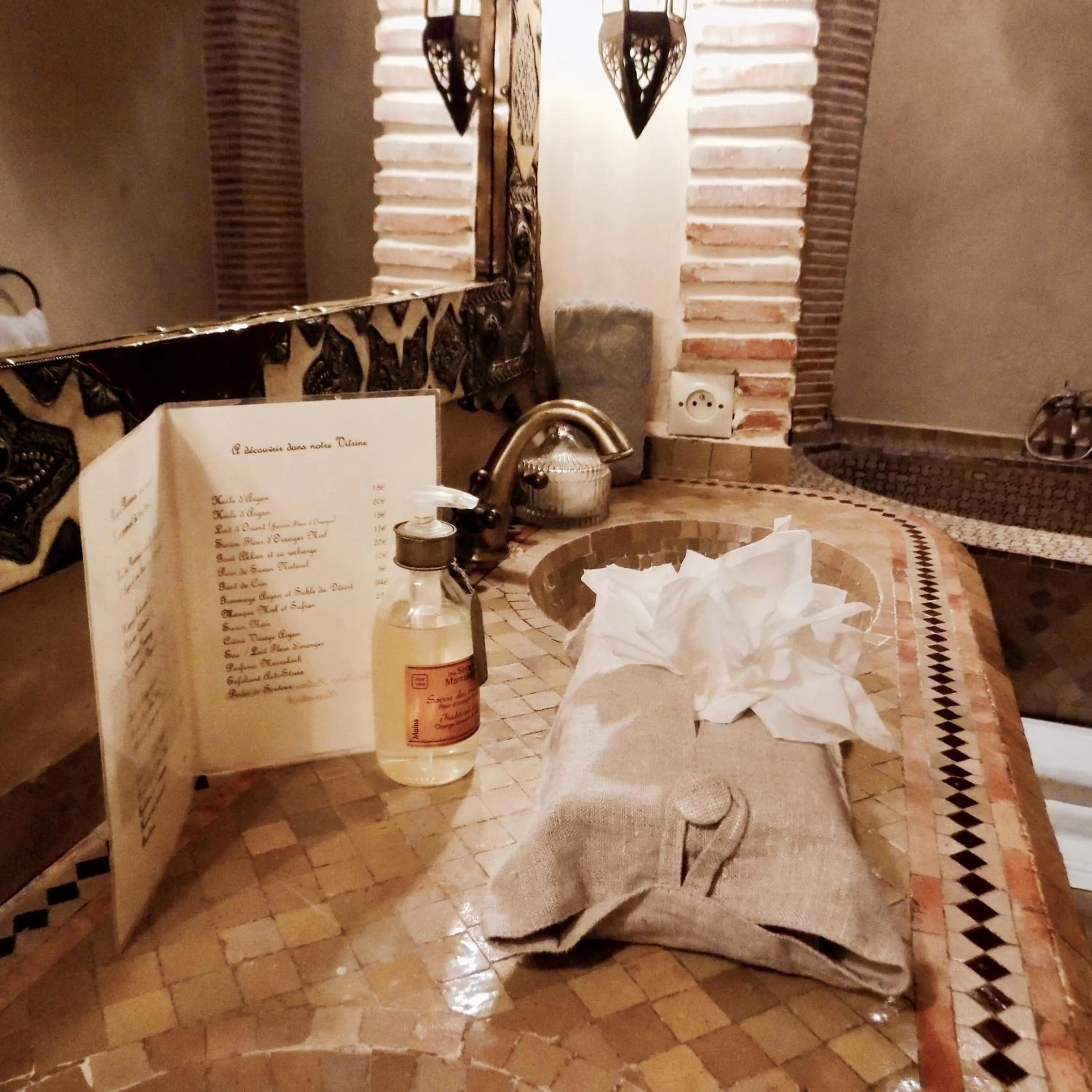 Bathroom, Bed in Riad Les Trois Palmiers El Bacha