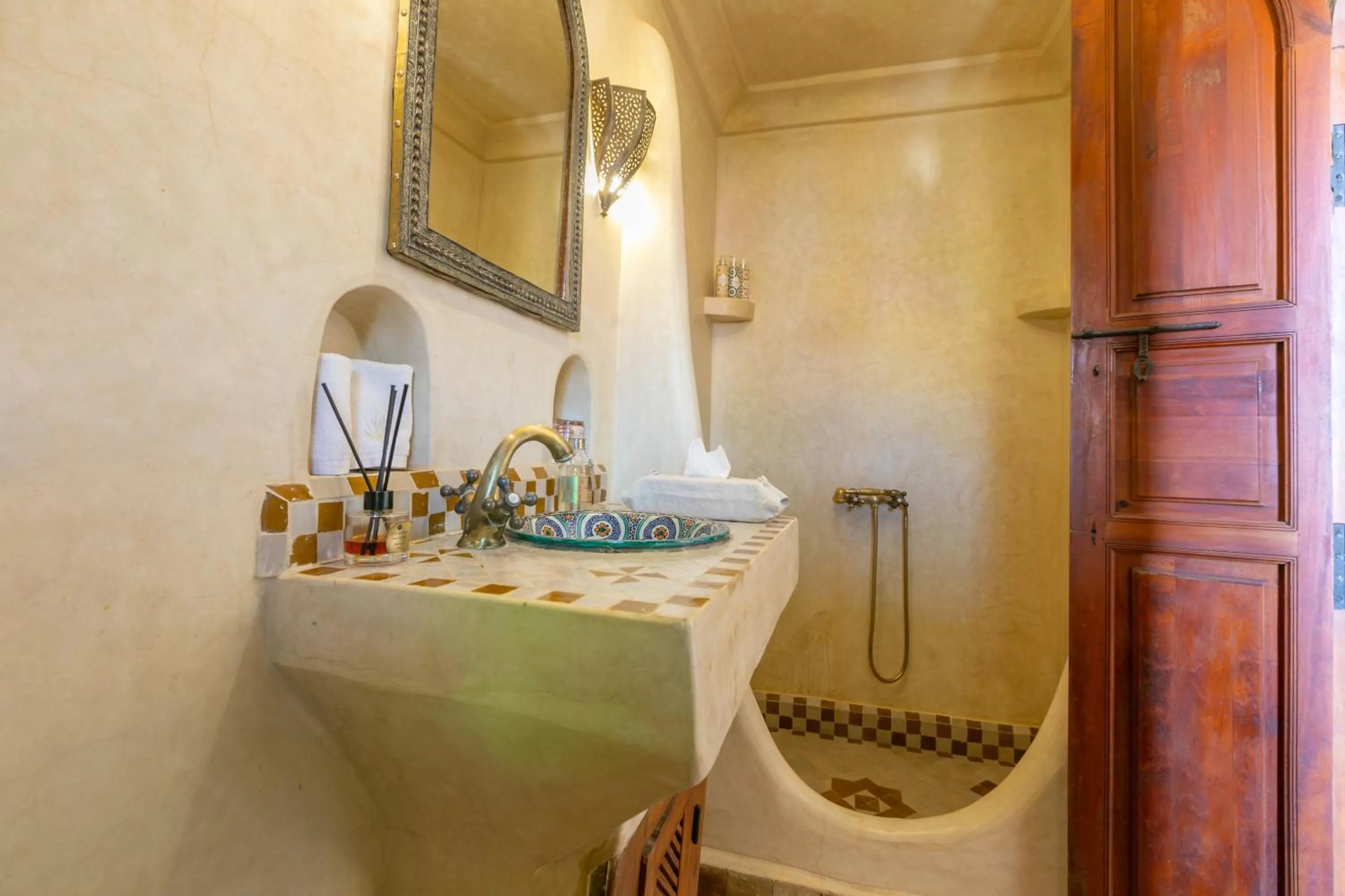 Bathroom in Riad Les Trois Palmiers El Bacha