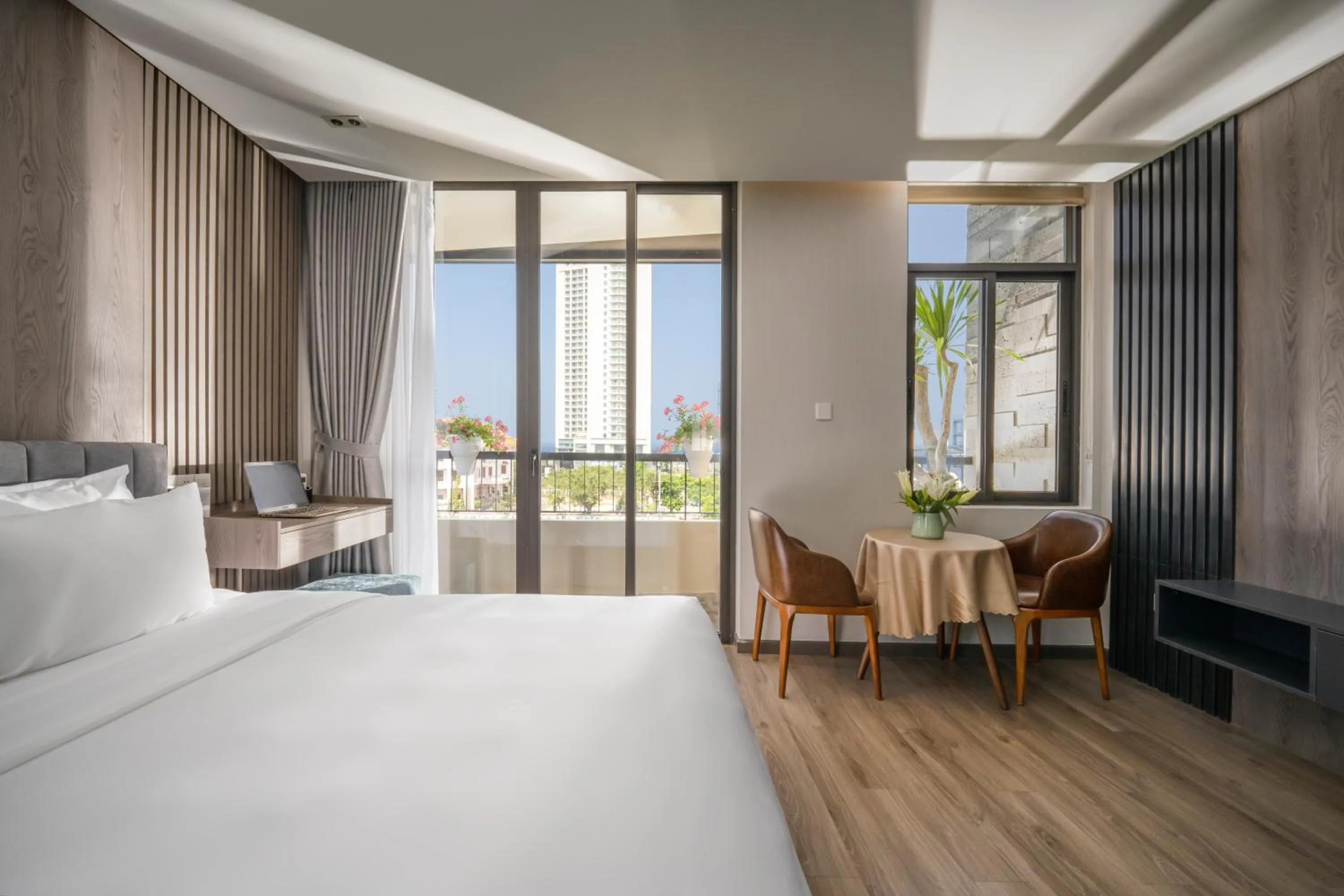 Balcony/Terrace, Bed in Tashi Ocean Garden & Apartment Da Nang - My Khe Beach