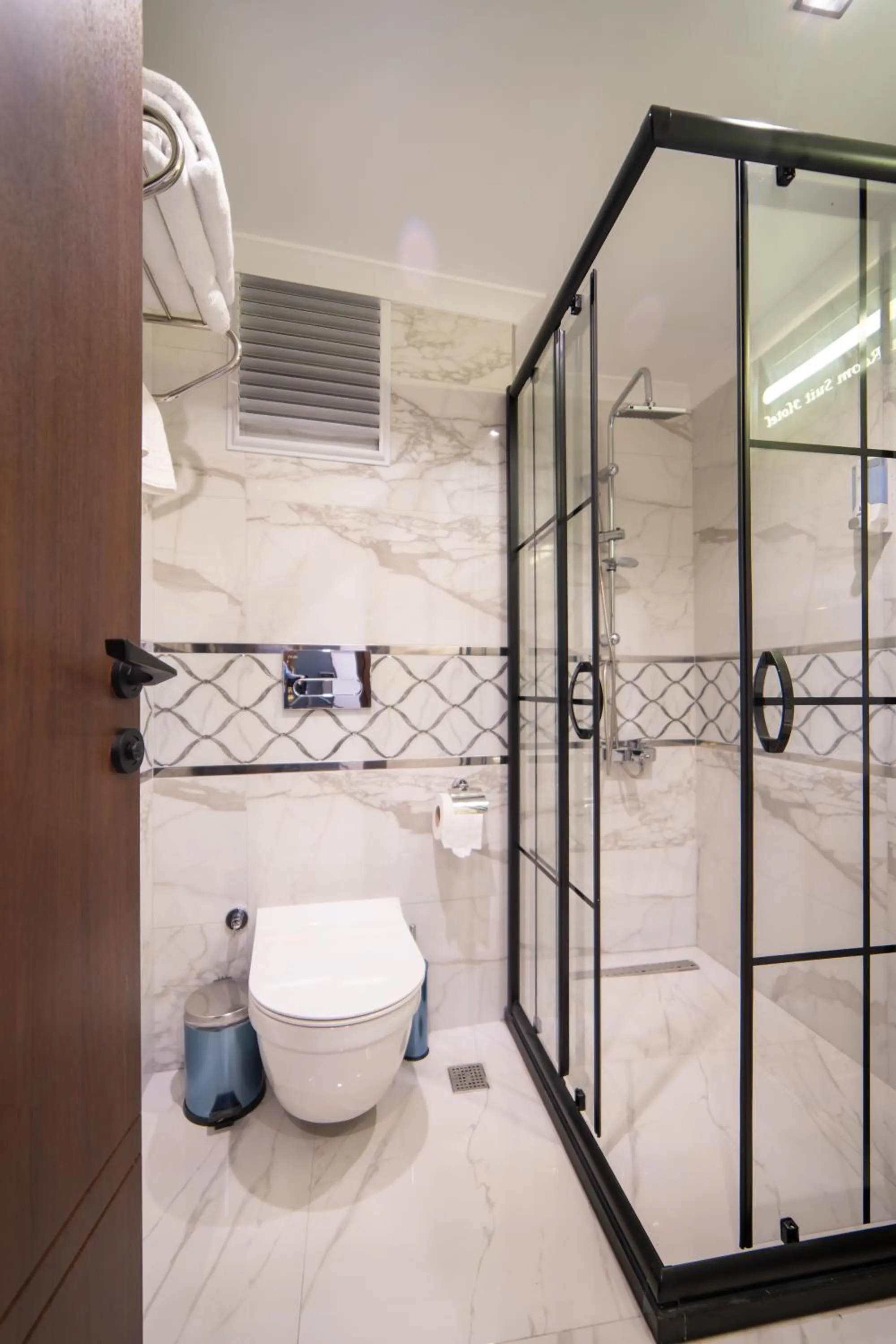 Shower in Garden Room Suit Hotel