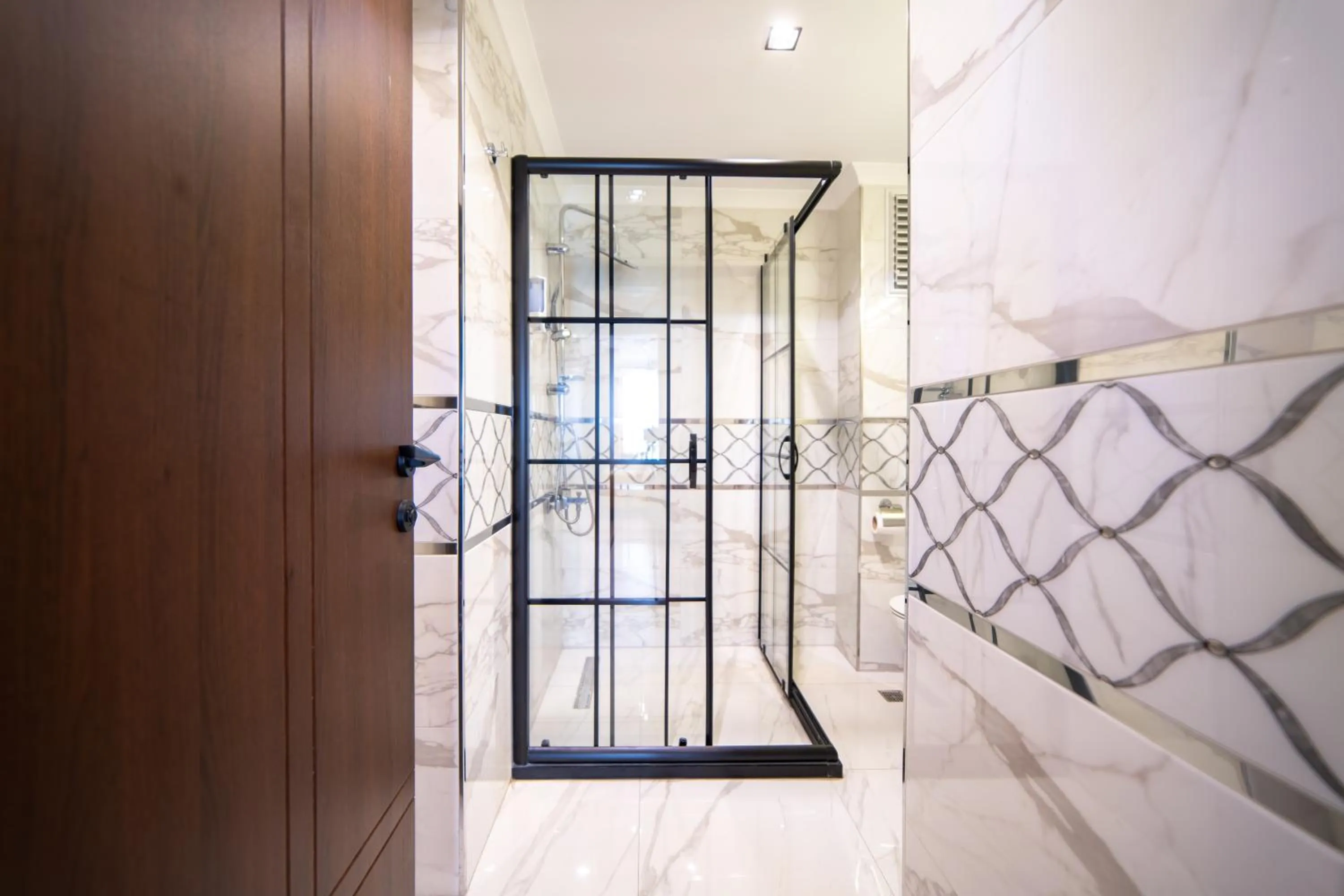 Shower in Garden Room Suit Hotel