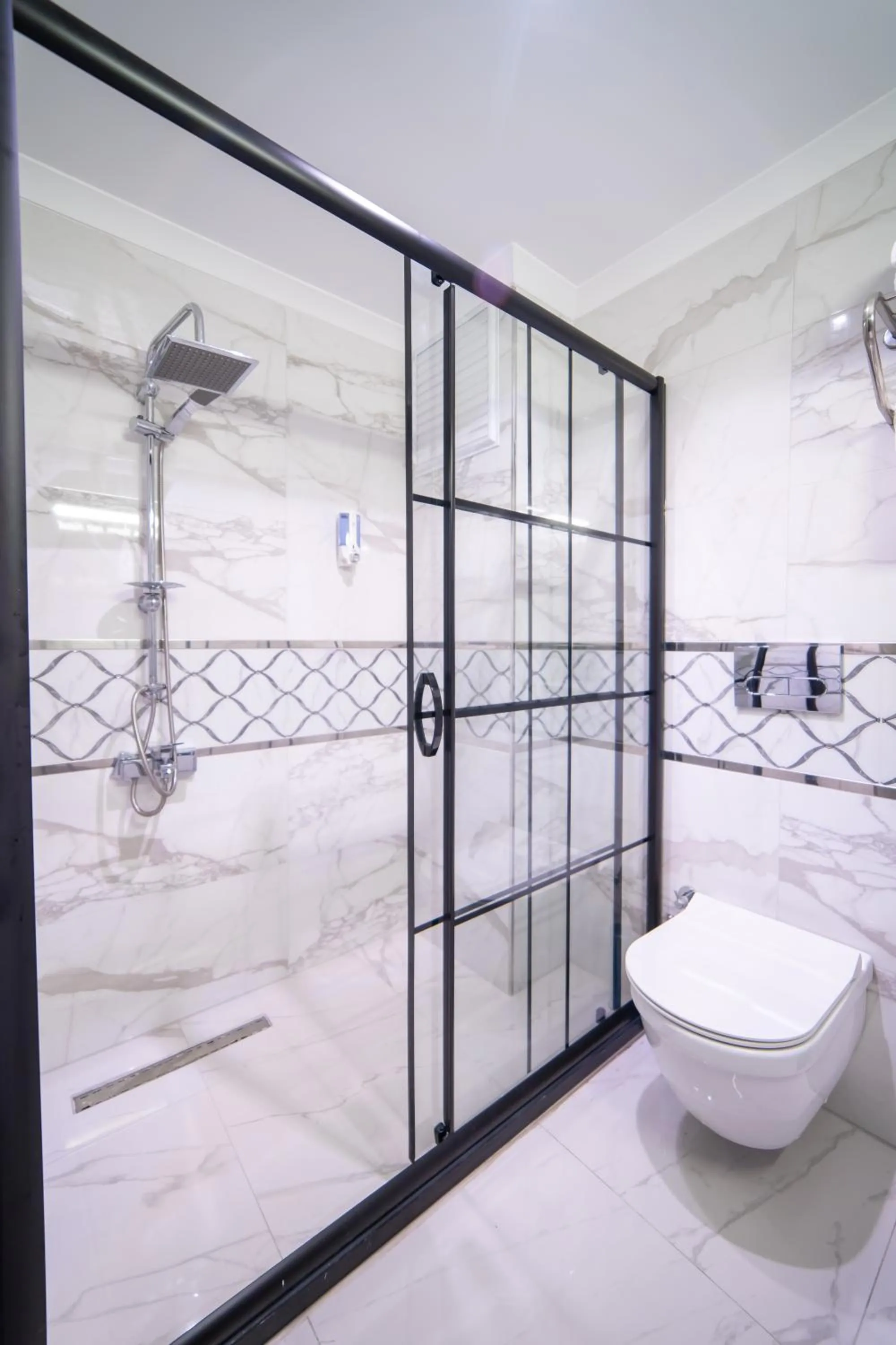 Shower in Garden Room Suit Hotel