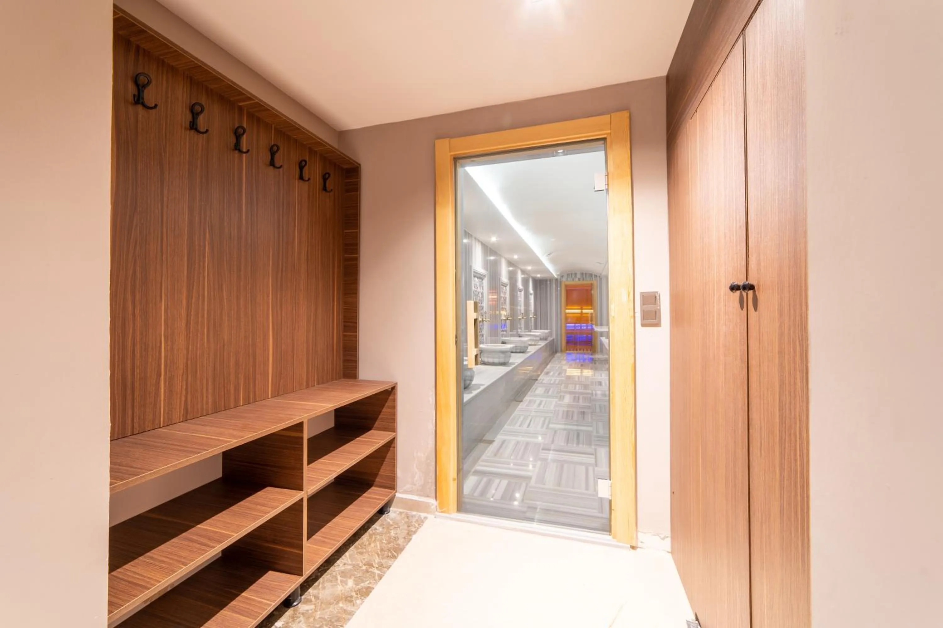 Public Bath in Garden Room Suit Hotel