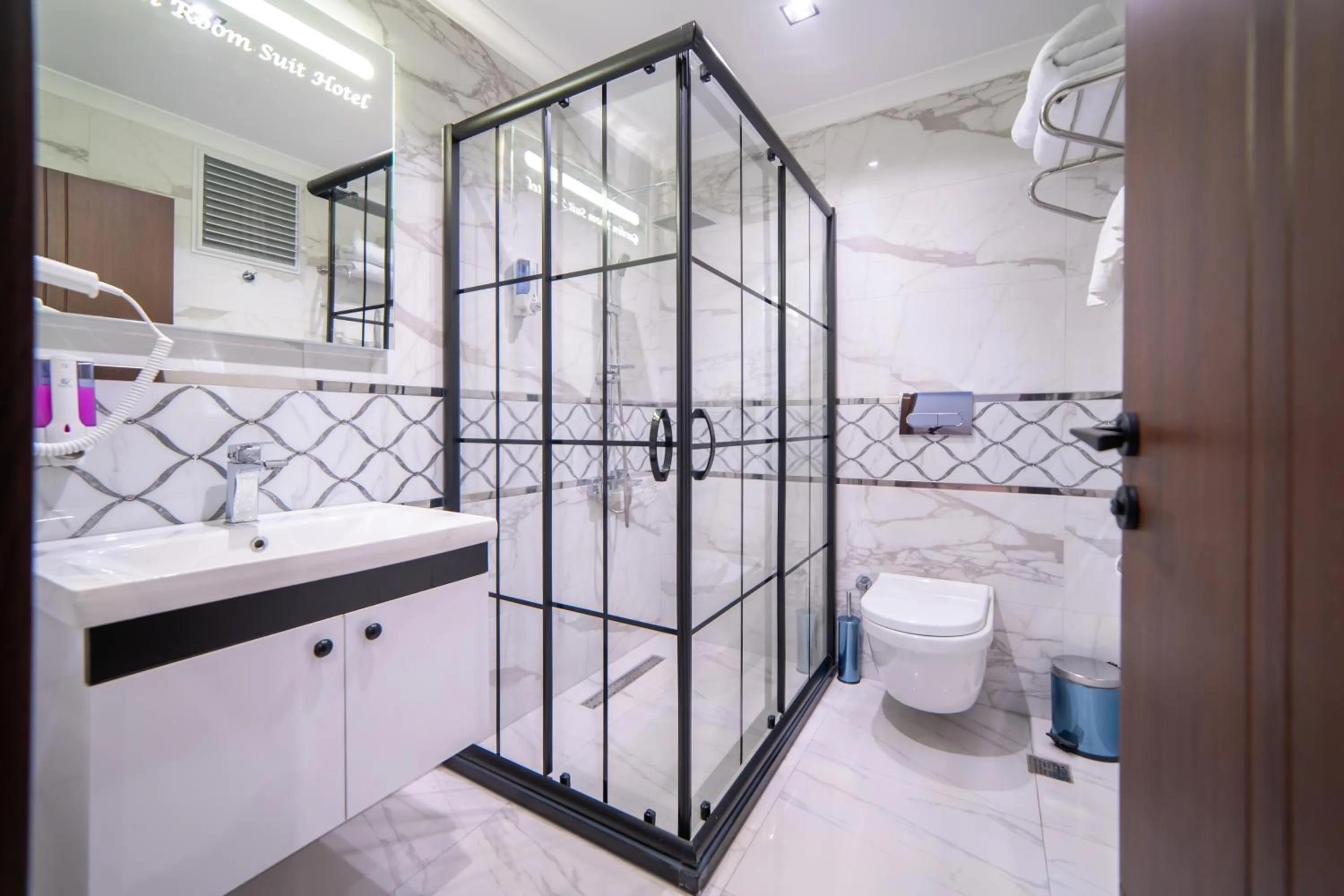 Shower in Garden Room Suit Hotel