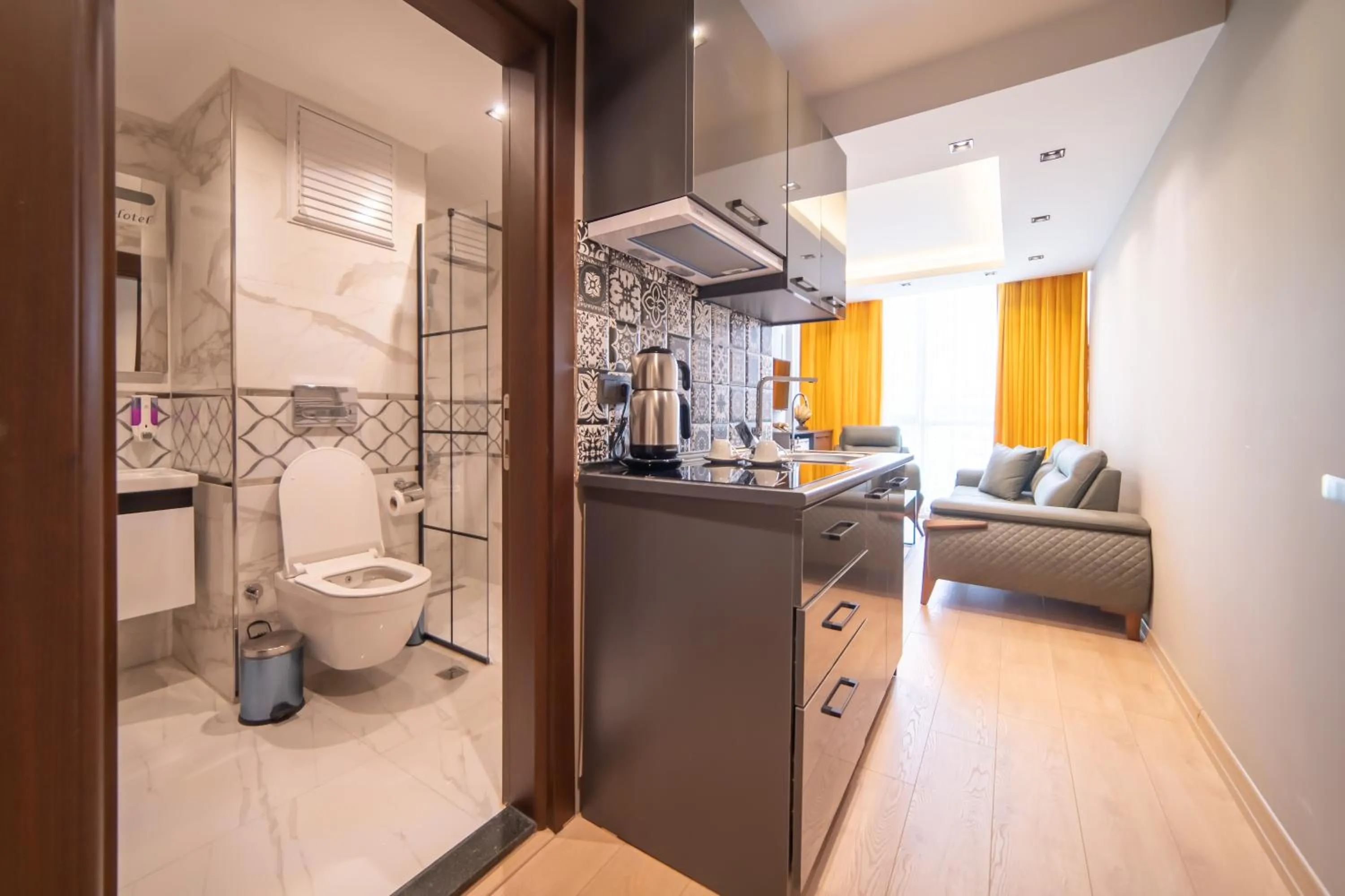 Shower in Garden Room Suit Hotel