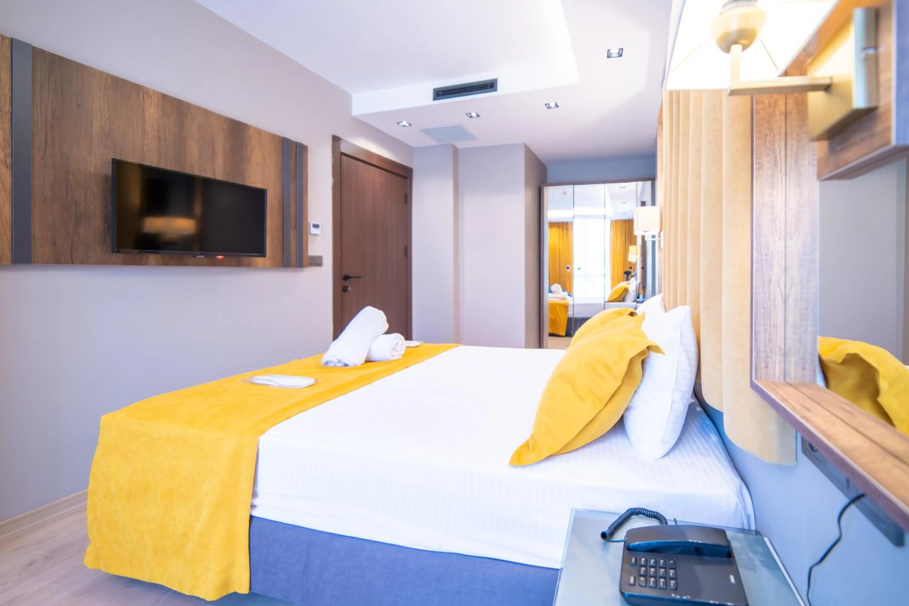 Bed in Garden Room Suit Hotel