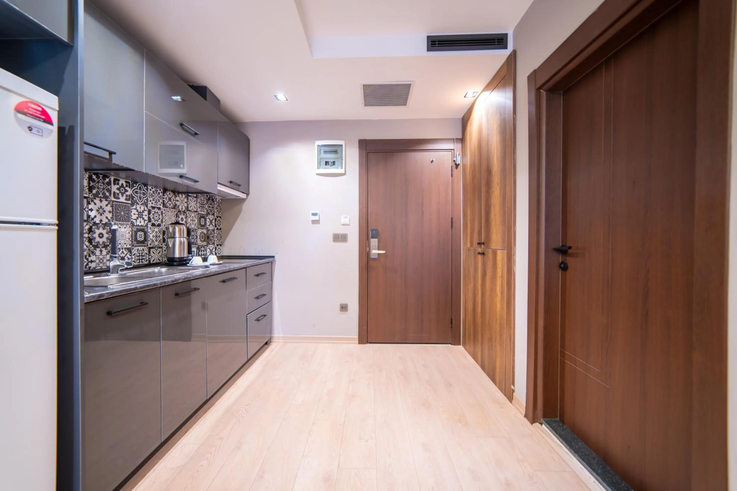 Kitchen or kitchenette in Garden Room Suit Hotel