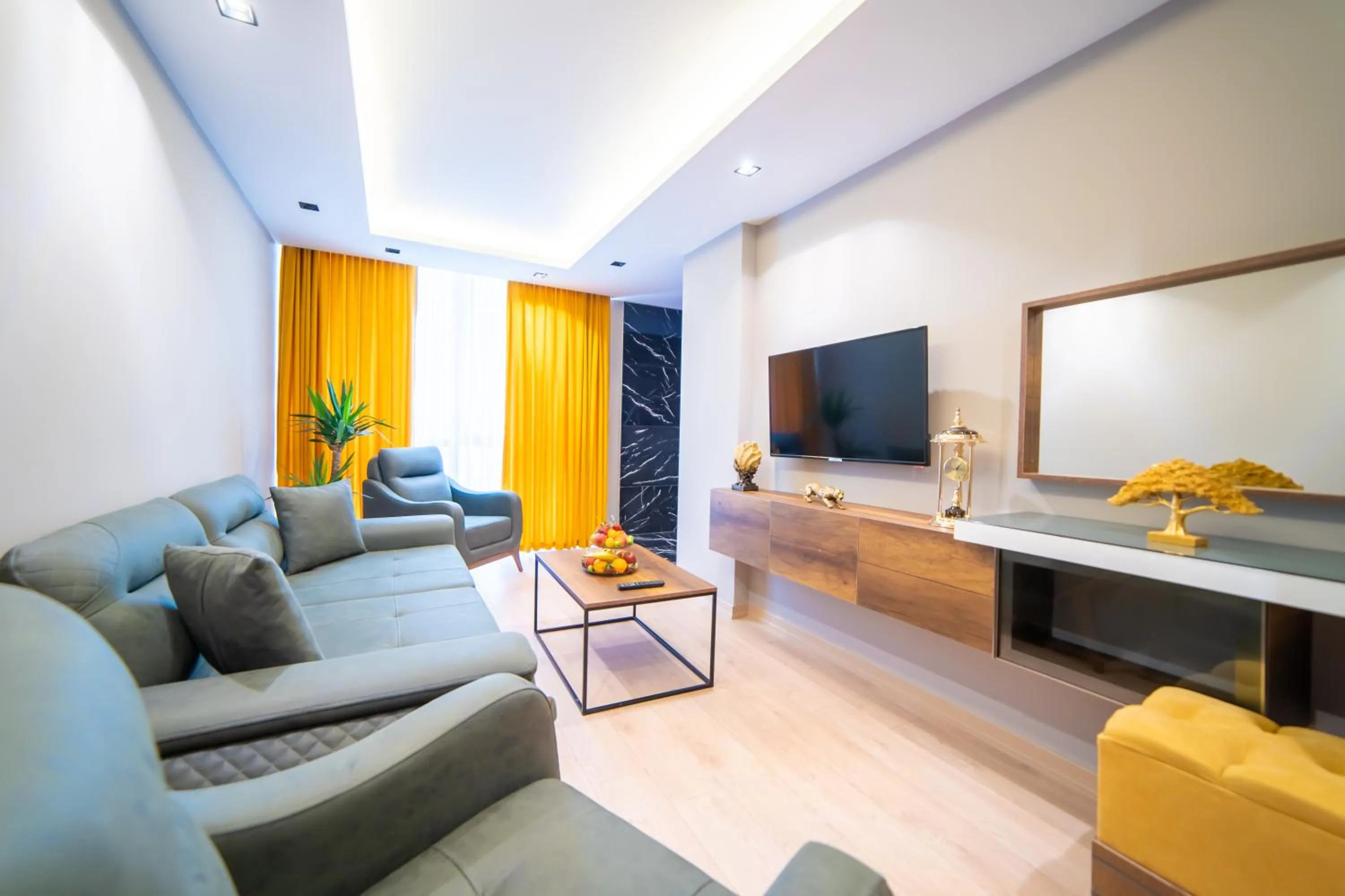 Communal lounge/ TV room in Garden Room Suit Hotel