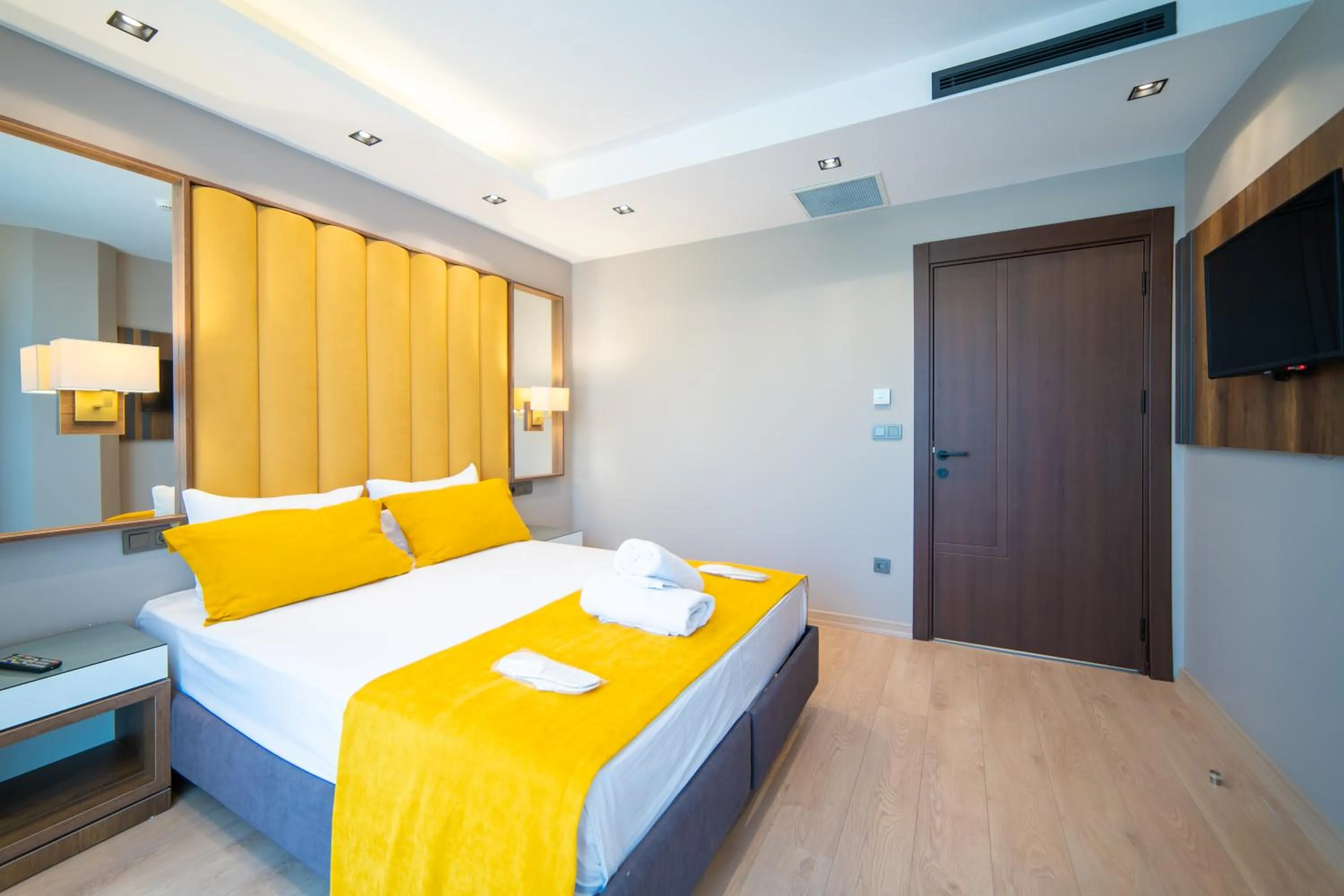 Bed in Garden Room Suit Hotel