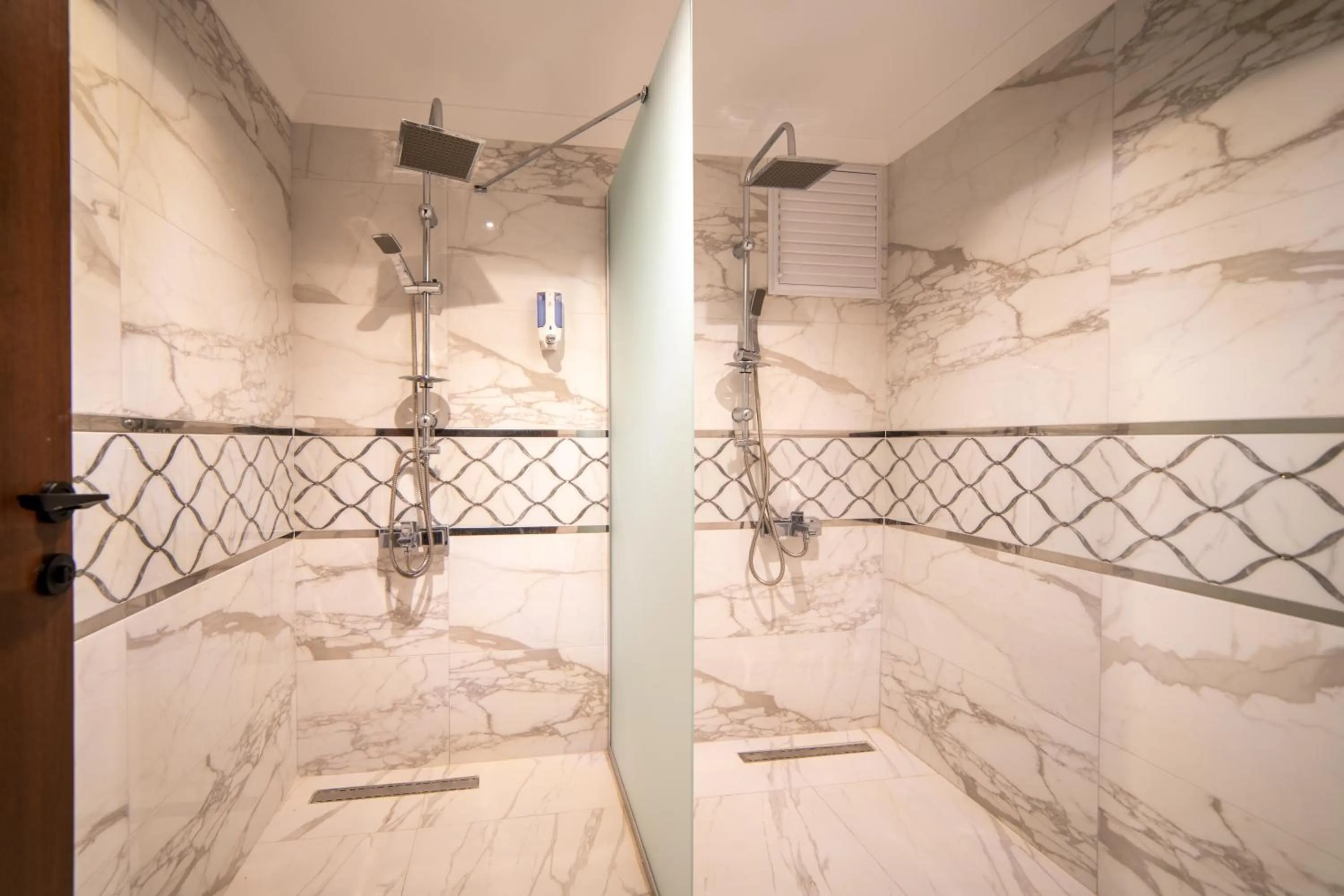 Shower in Garden Room Suit Hotel