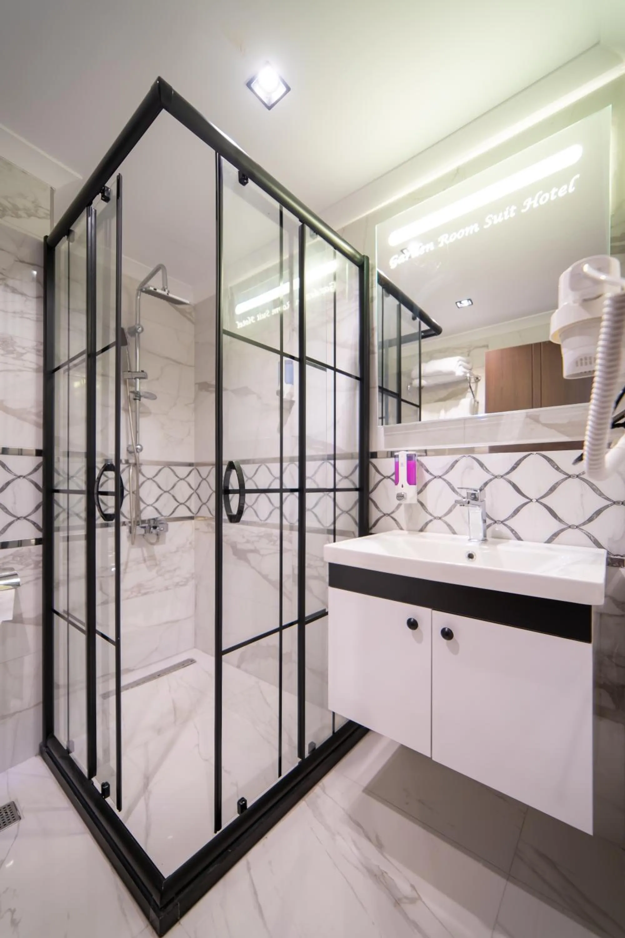 Shower in Garden Room Suit Hotel