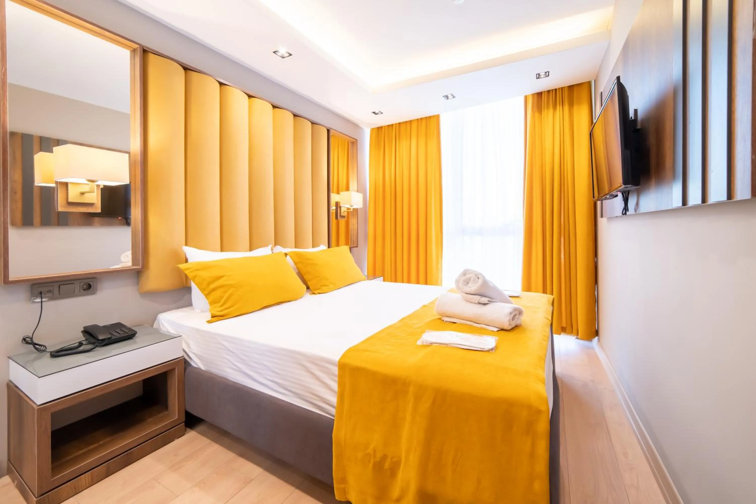 Bed in Garden Room Suit Hotel