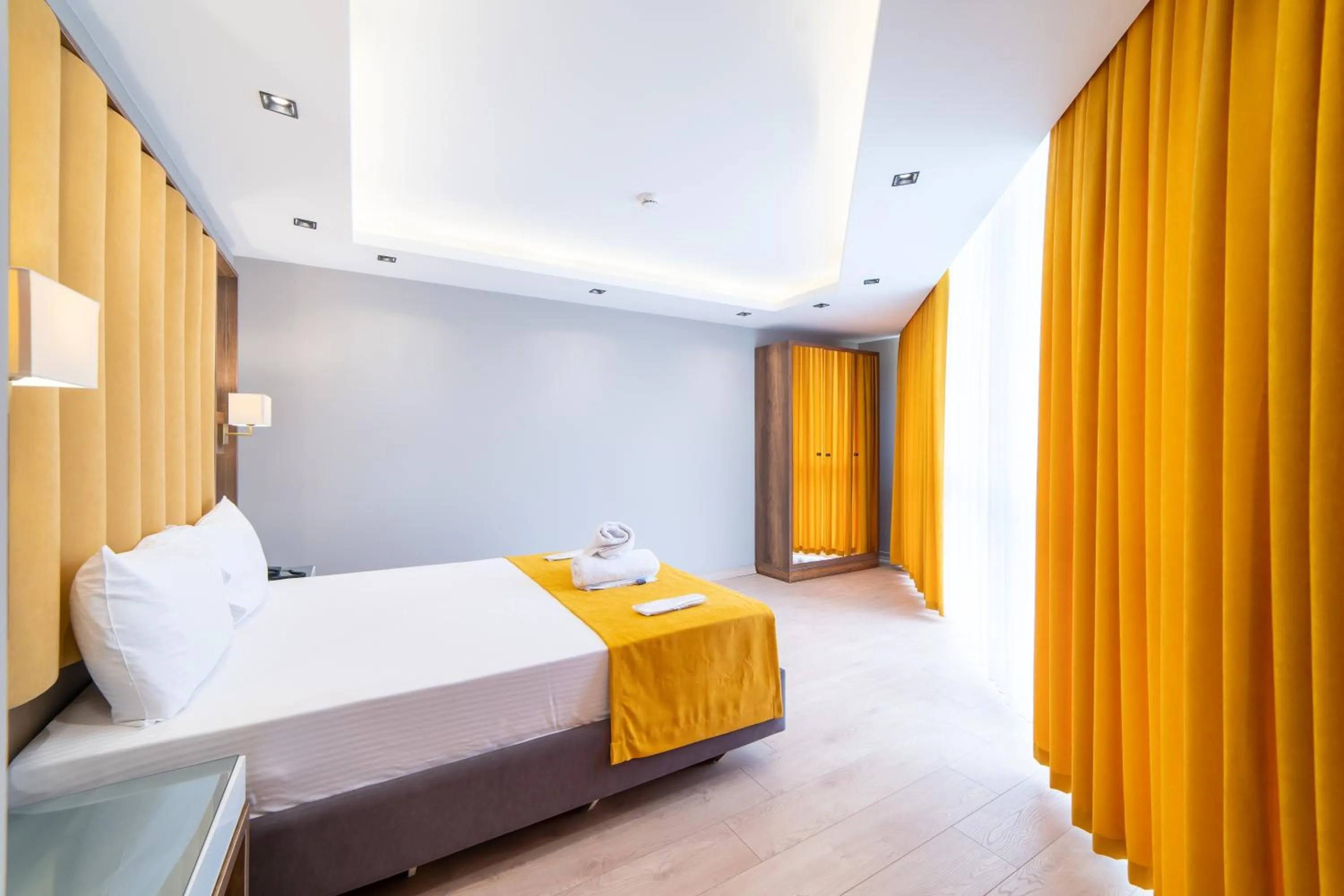 Bed in Garden Room Suit Hotel