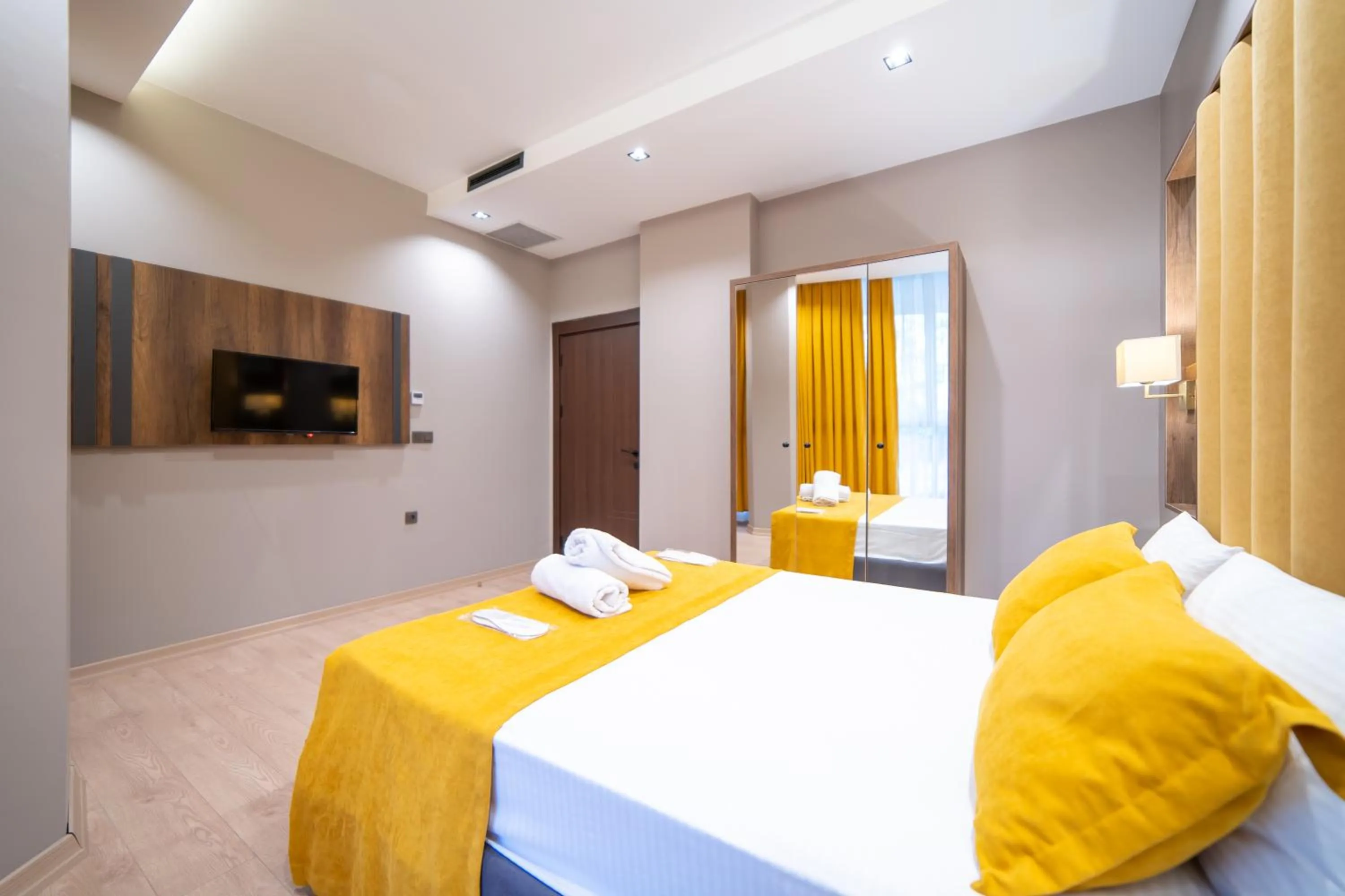 Bed in Garden Room Suit Hotel