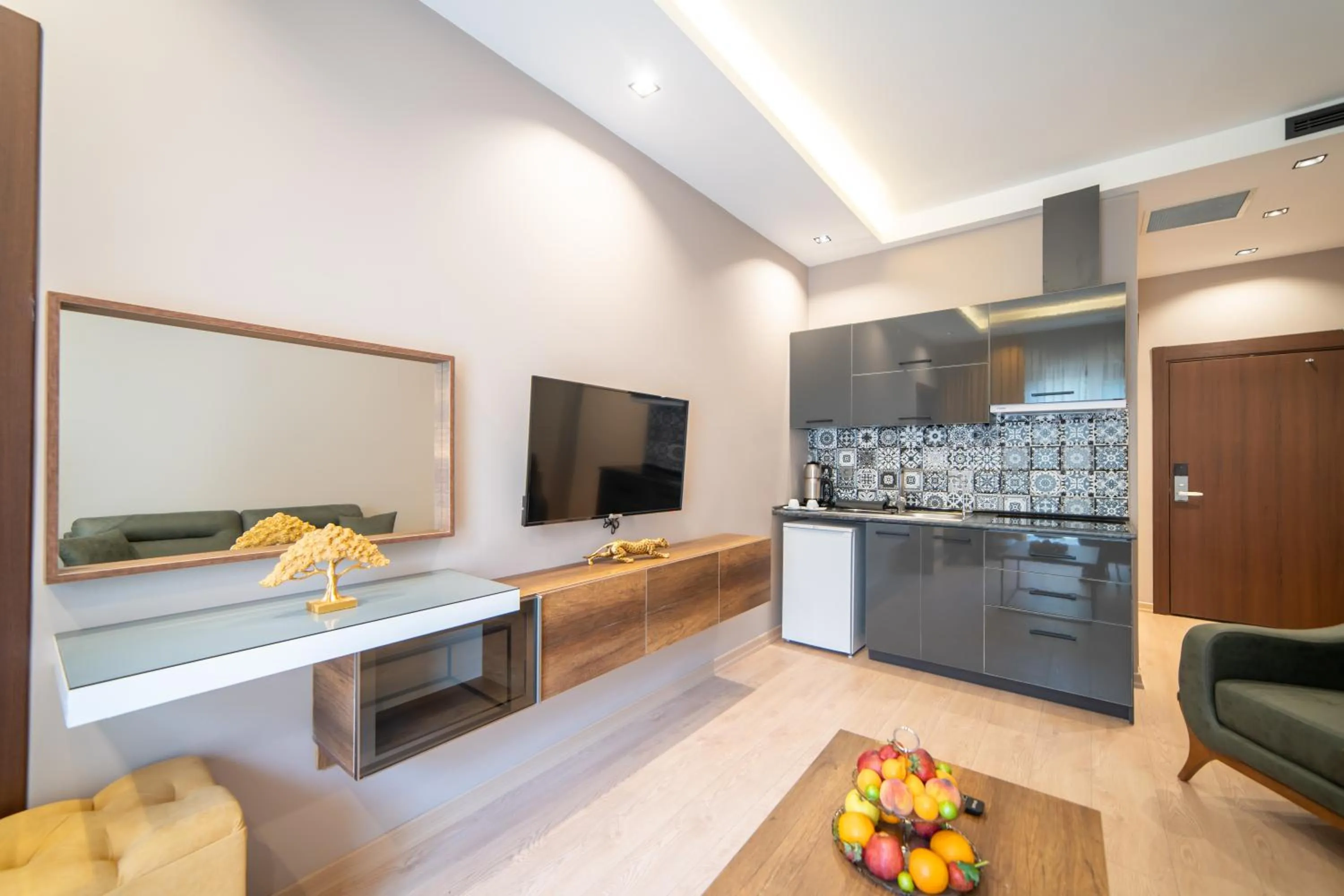 TV and multimedia in Garden Room Suit Hotel