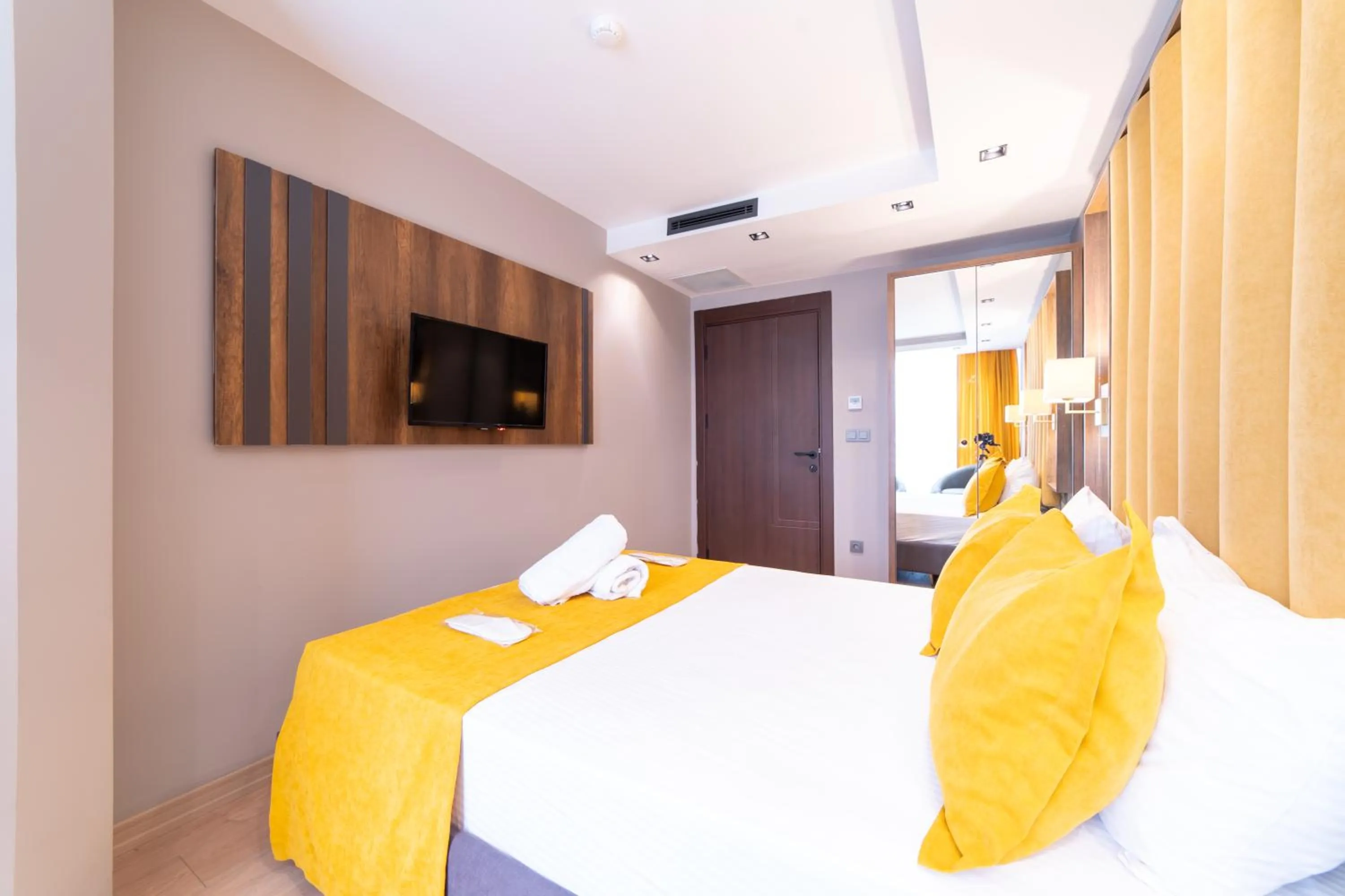 TV and multimedia, Bed in Garden Room Suit Hotel