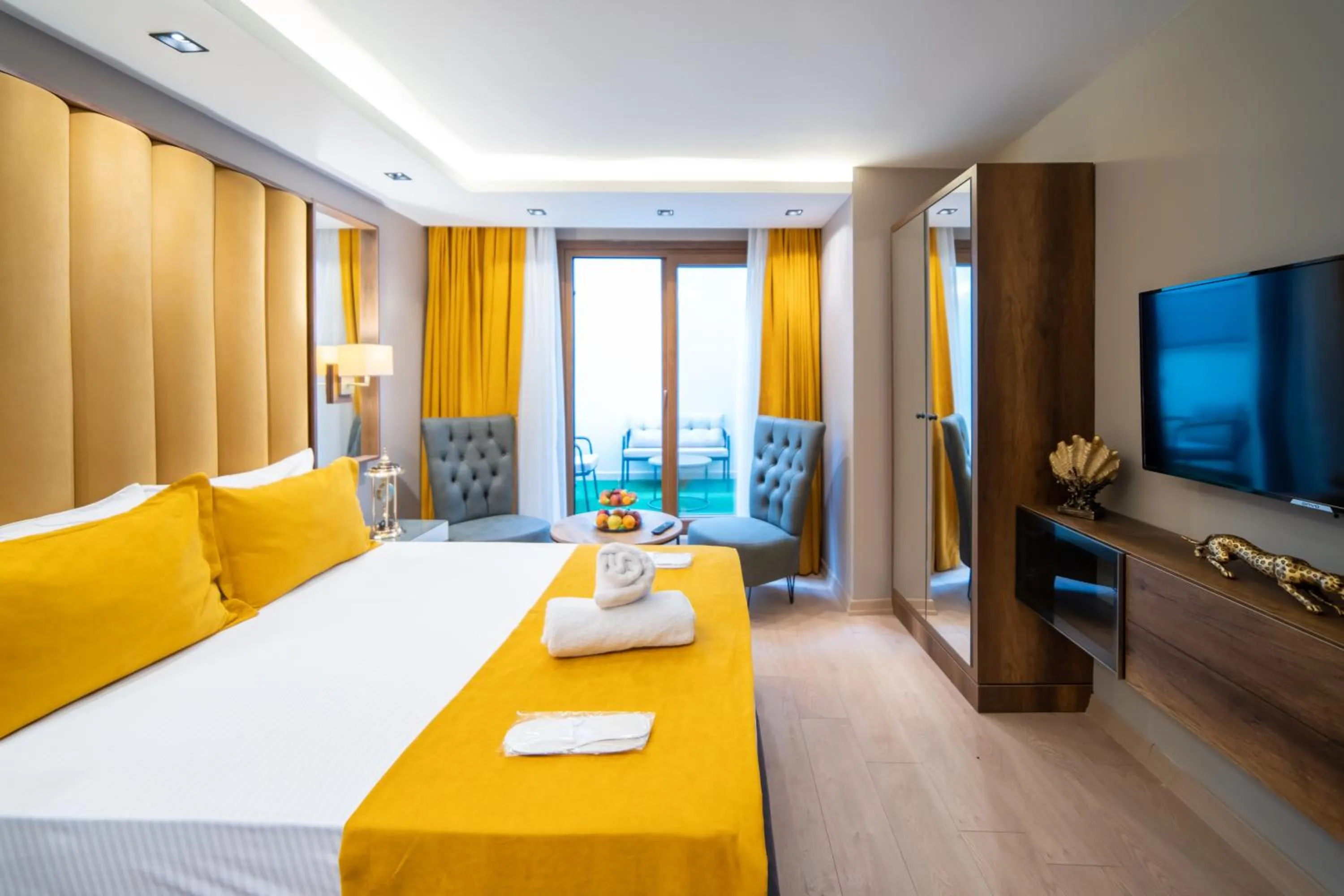 Communal lounge/ TV room, Bed in Garden Room Suit Hotel