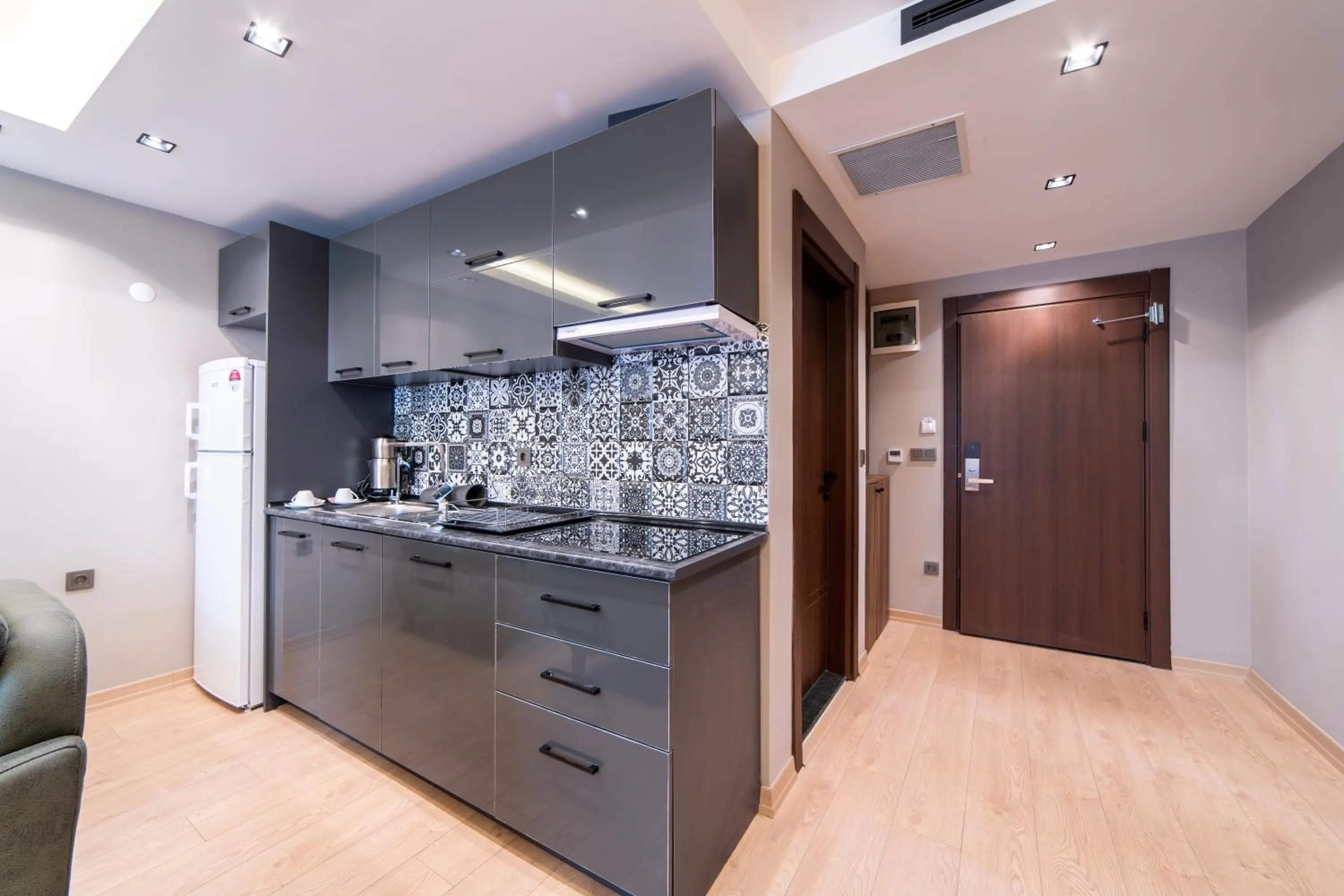 Kitchen or kitchenette in Garden Room Suit Hotel