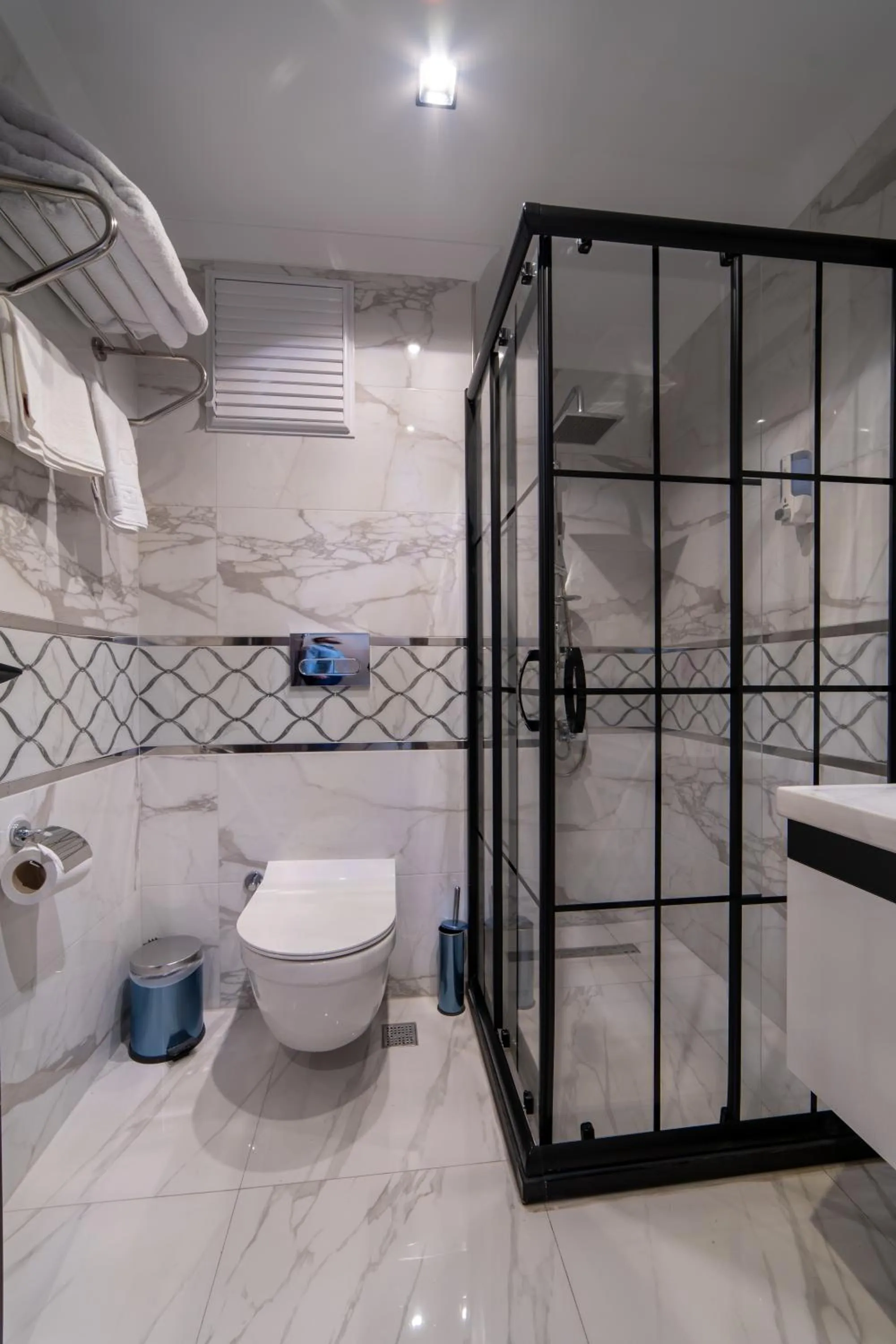 Shower in Garden Room Suit Hotel