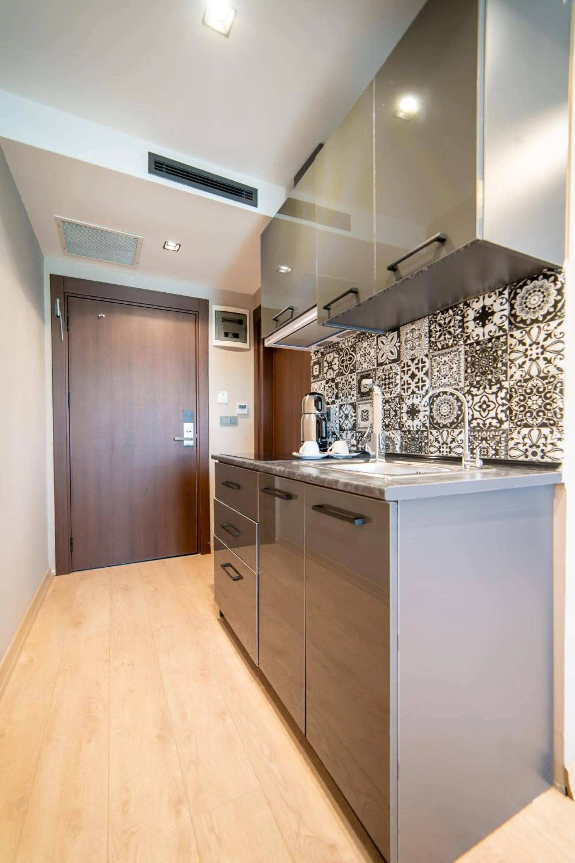 Kitchen or kitchenette in Garden Room Suit Hotel
