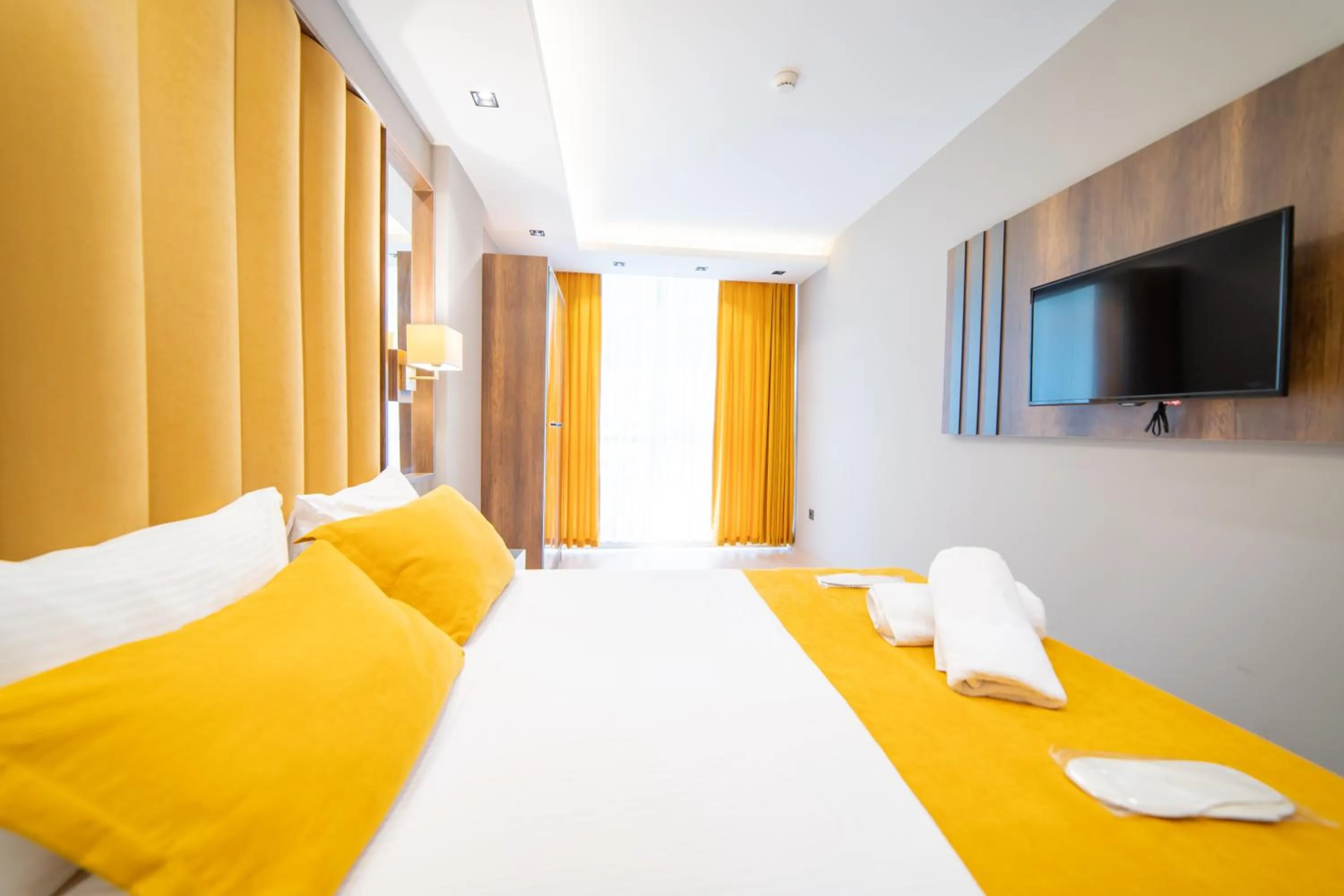 Bed in Garden Room Suit Hotel