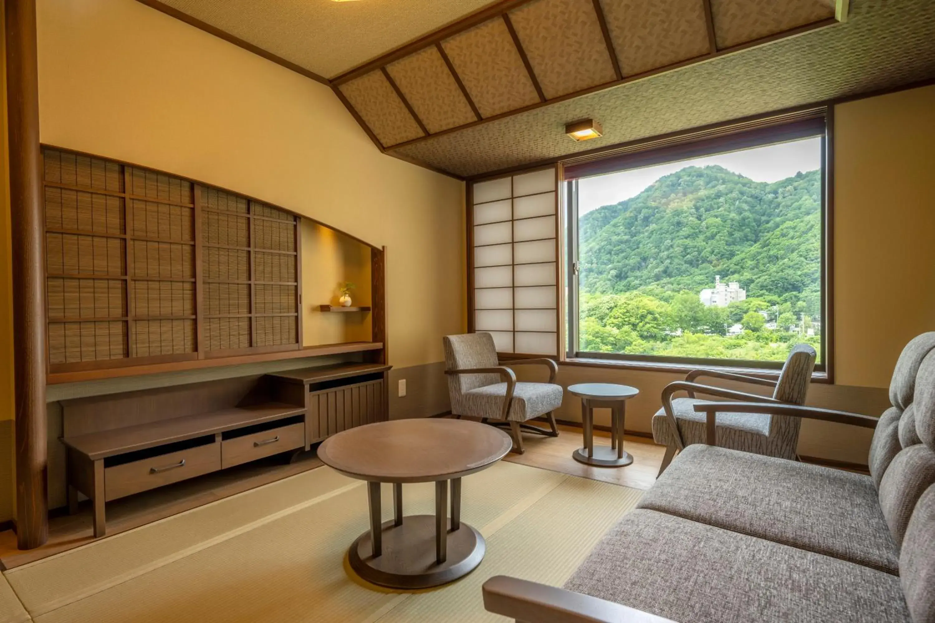 Deluxe Twin Room with Hot Spring Bath in Jozankei Onsen Yurakusoan Deluxe Twin Room with Hot Spring Bath in Jozankei Onsen Yurakusoan