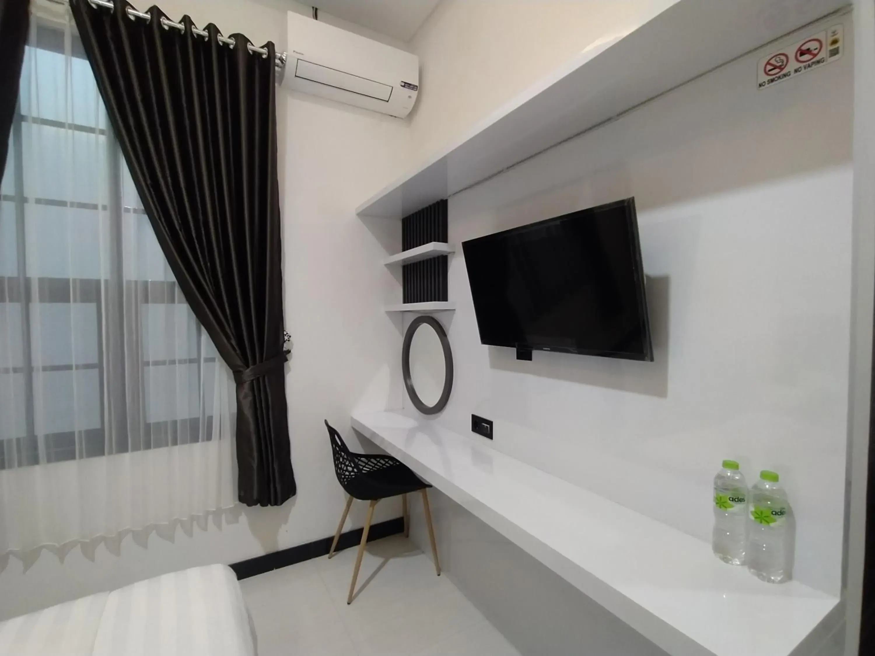 TV and multimedia, Bed in Urbanview Badran Residence Syariah Manahan TV and multimedia, Bed in Urbanview Badran Residence Syariah Manahan