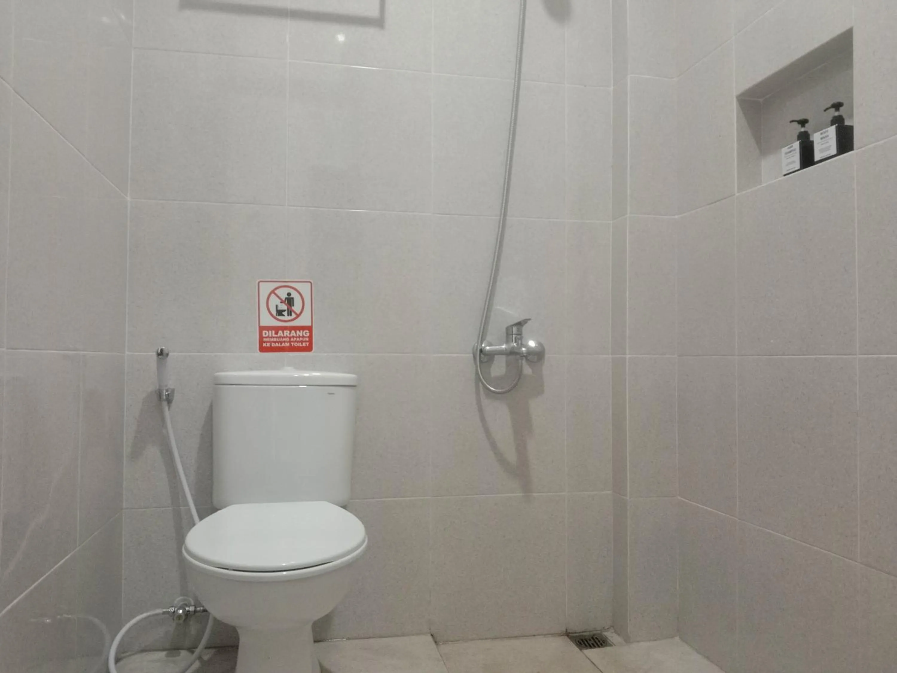 Bathroom in Urbanview Badran Residence Syariah Manahan