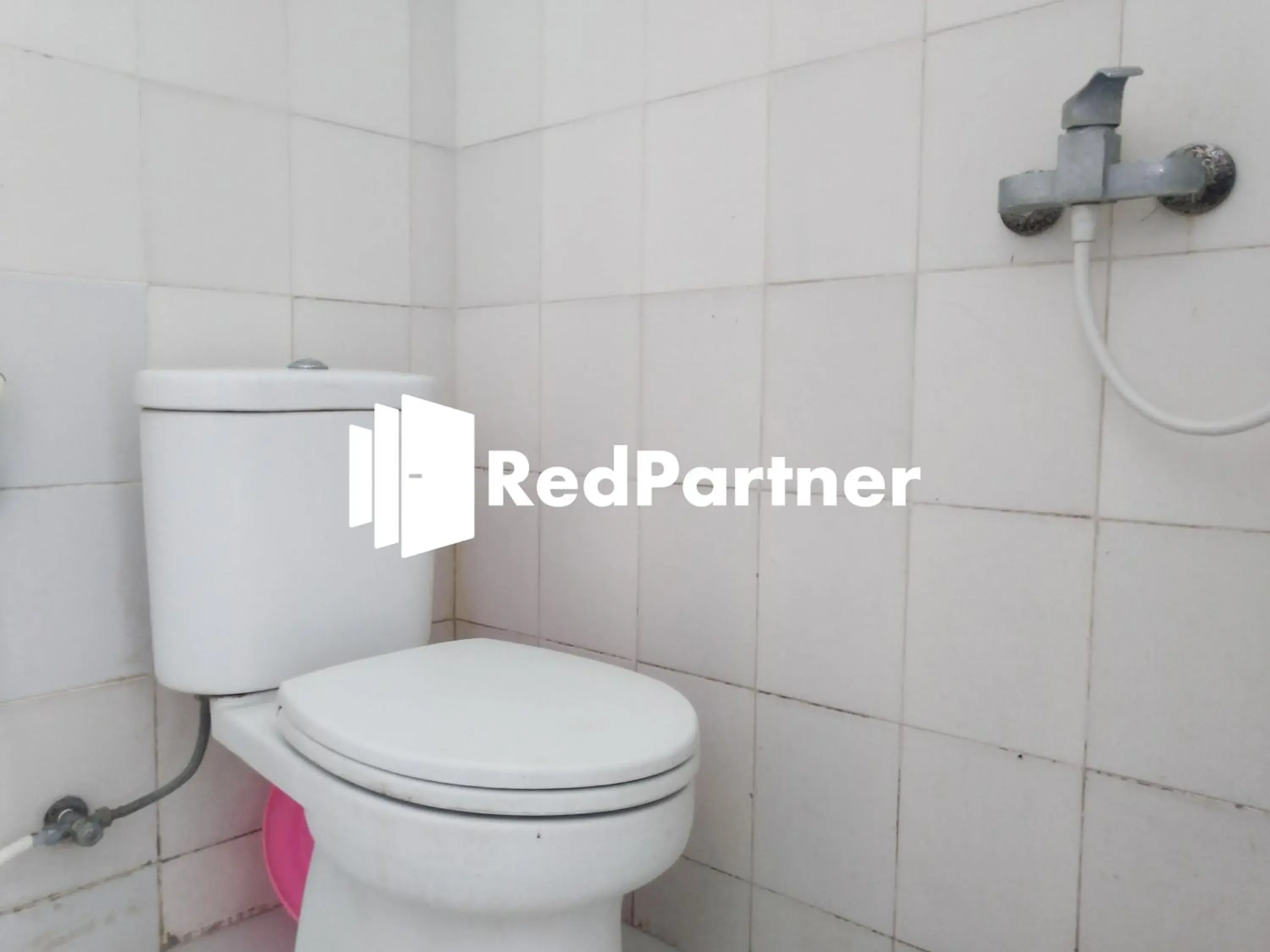 Bathroom in Riyani Residence At Jalan Ahmad Yani Pemalang Mitra RedDoorz Bathroom in Riyani Residence At Jalan Ahmad Yani Pemalang Mitra RedDoorz