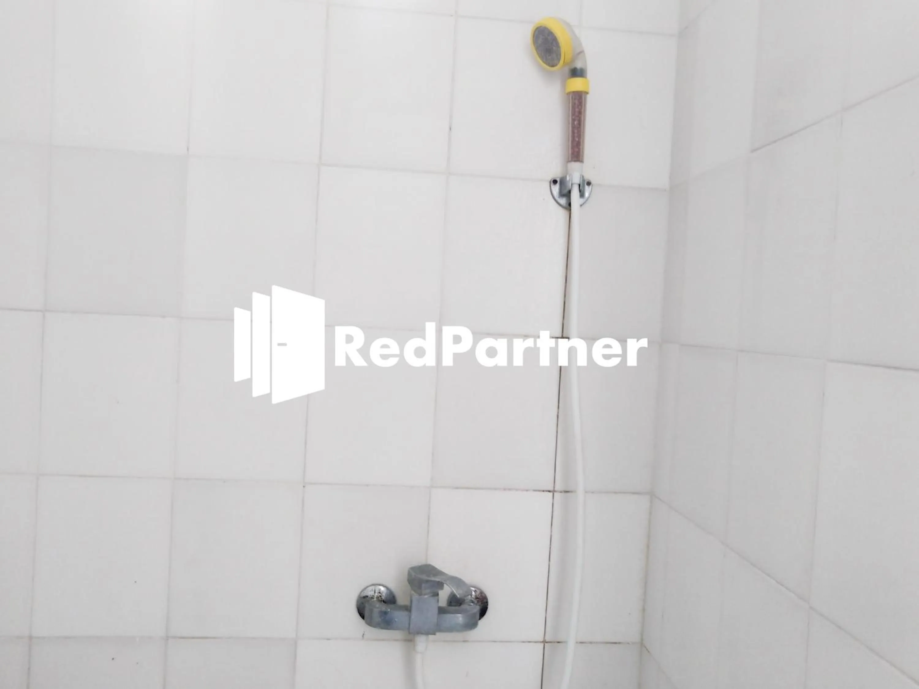 Bathroom in Riyani Residence At Jalan Ahmad Yani Pemalang Mitra RedDoorz