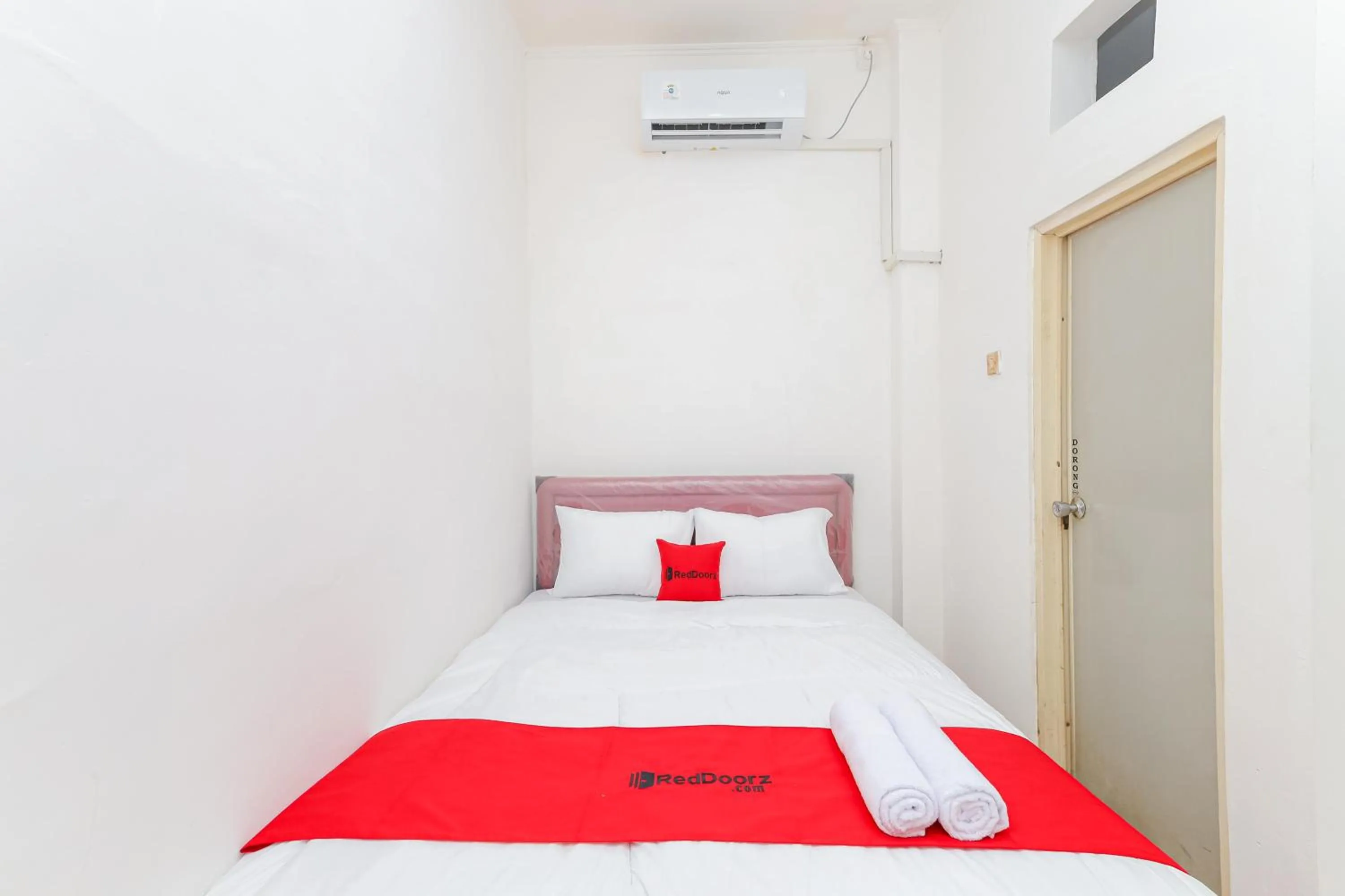 Bedroom, Bed in RedDoorz near Pasar Lama Serang