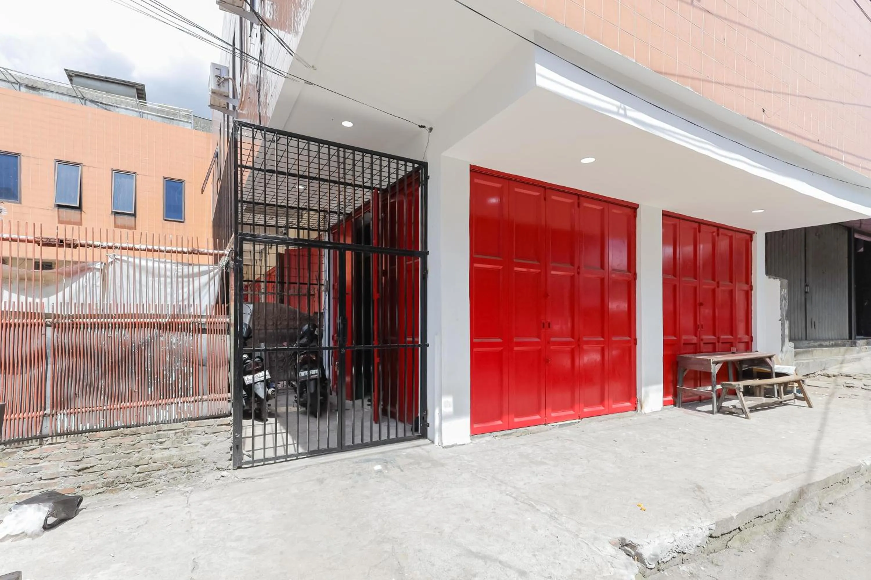 Property building in RedDoorz near Pasar Lama Serang