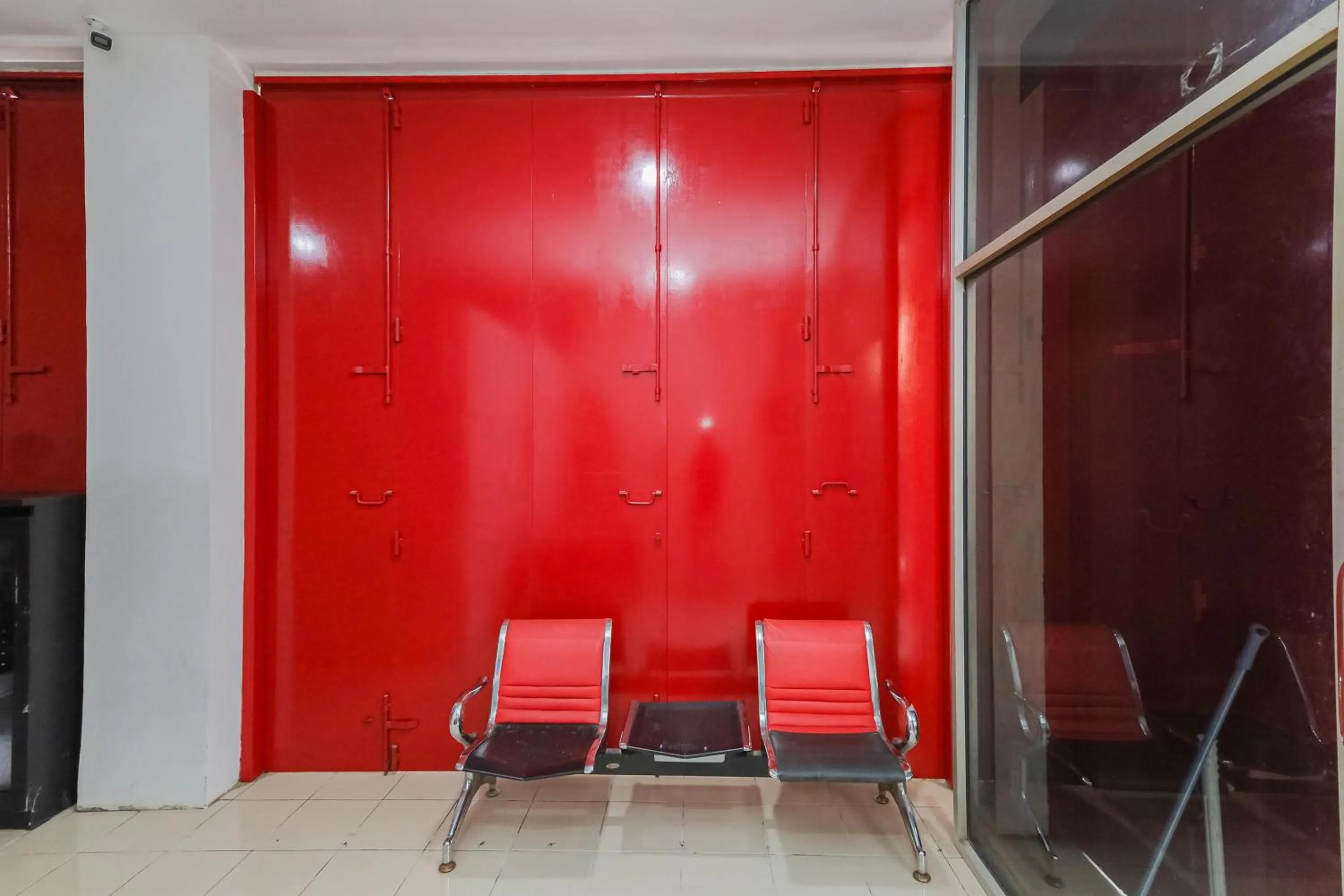 Seating area in RedDoorz near Pasar Lama Serang