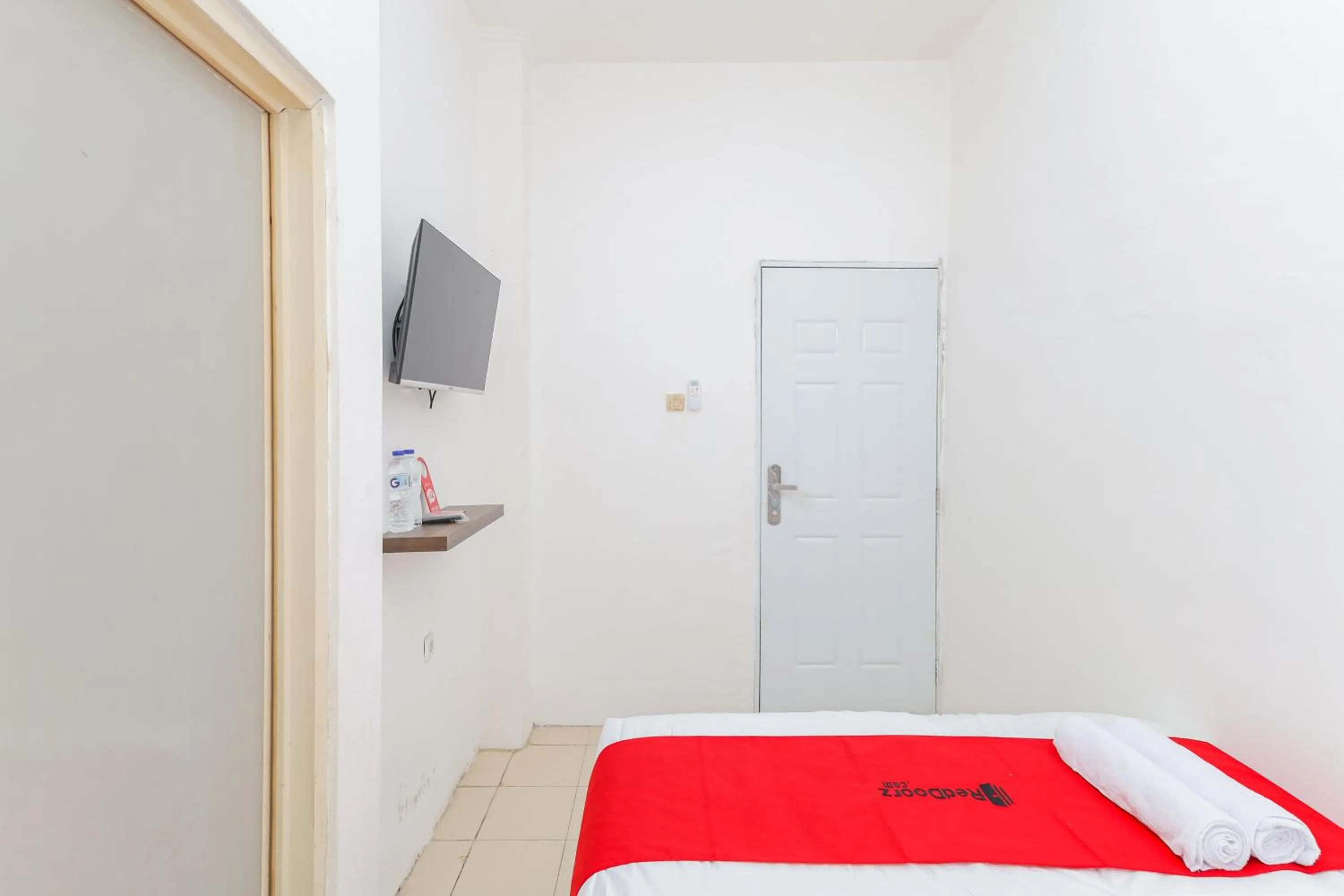 Bedroom, Bed in RedDoorz near Pasar Lama Serang