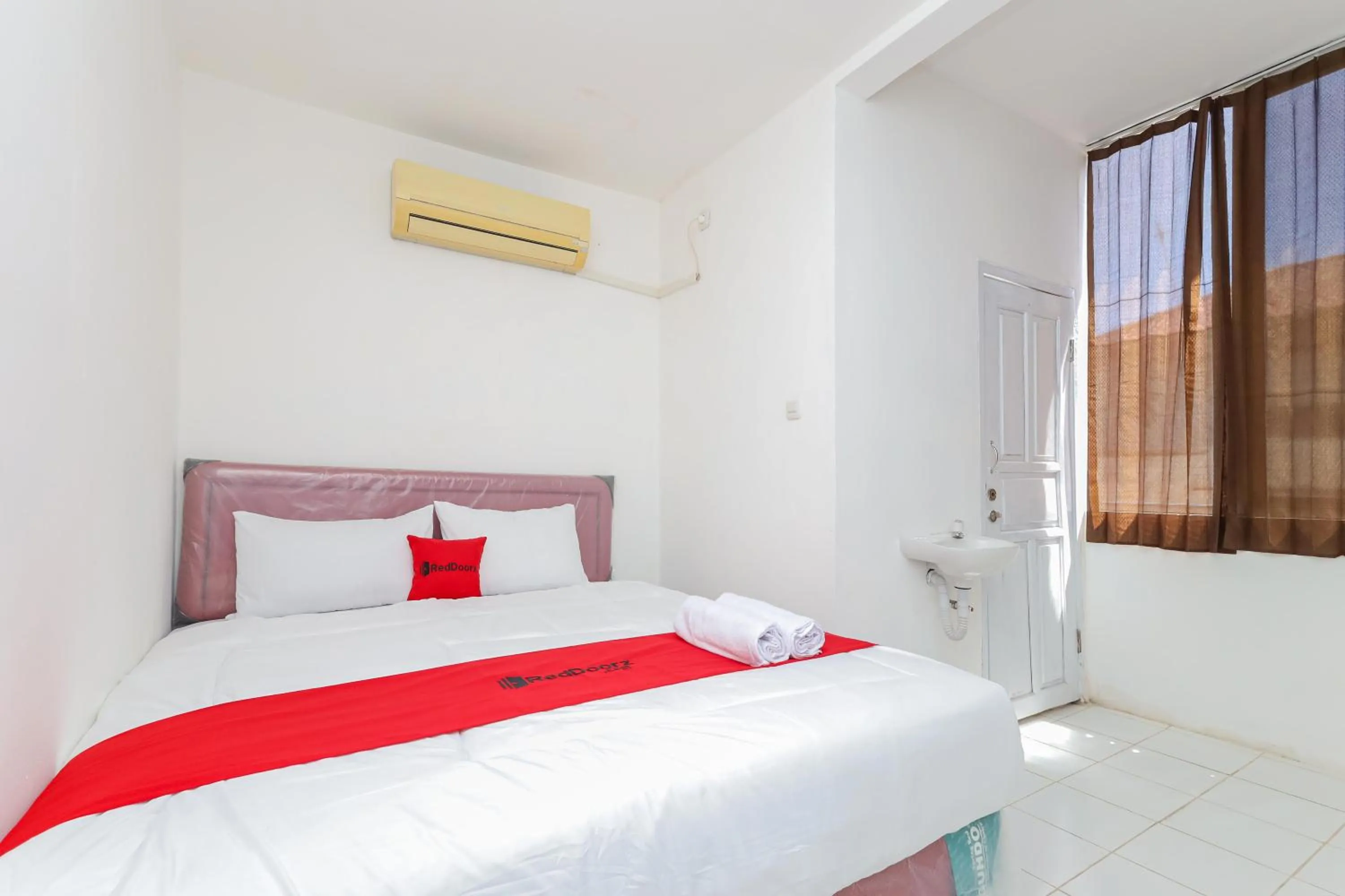 Bedroom, Bed in RedDoorz near Pasar Lama Serang